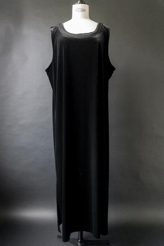 Schwarzes Vintage Maxikleid aus Samt mit Ornamentborte am Ausschnitt und weiter Plus-Size-Passform.