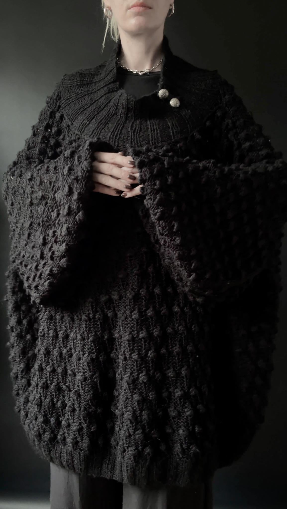 Handgestrickter Oversized Pullover mit Noppenstruktur in Schwarz, M–XXXL