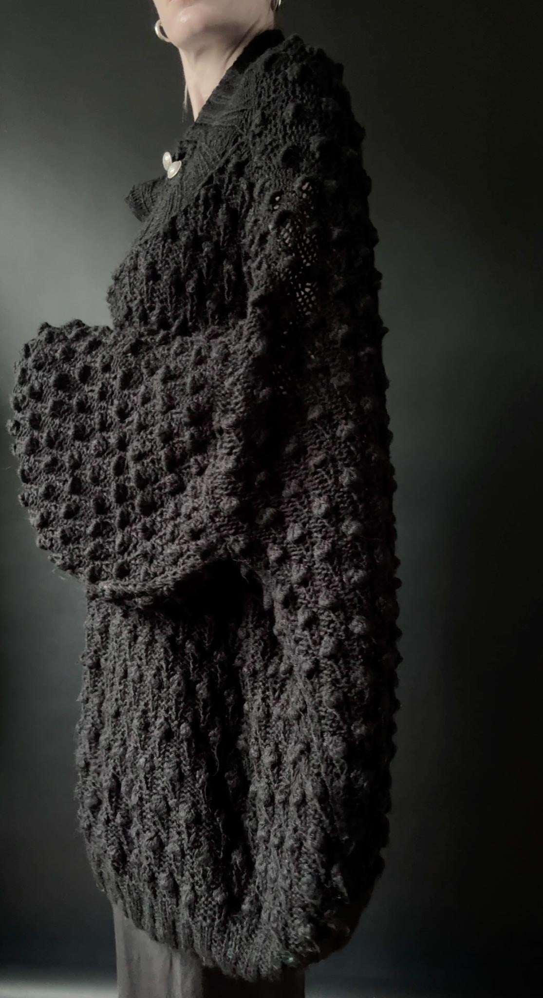 Handgestrickter Oversized Pullover mit Noppenstruktur in Schwarz, M–XXXL