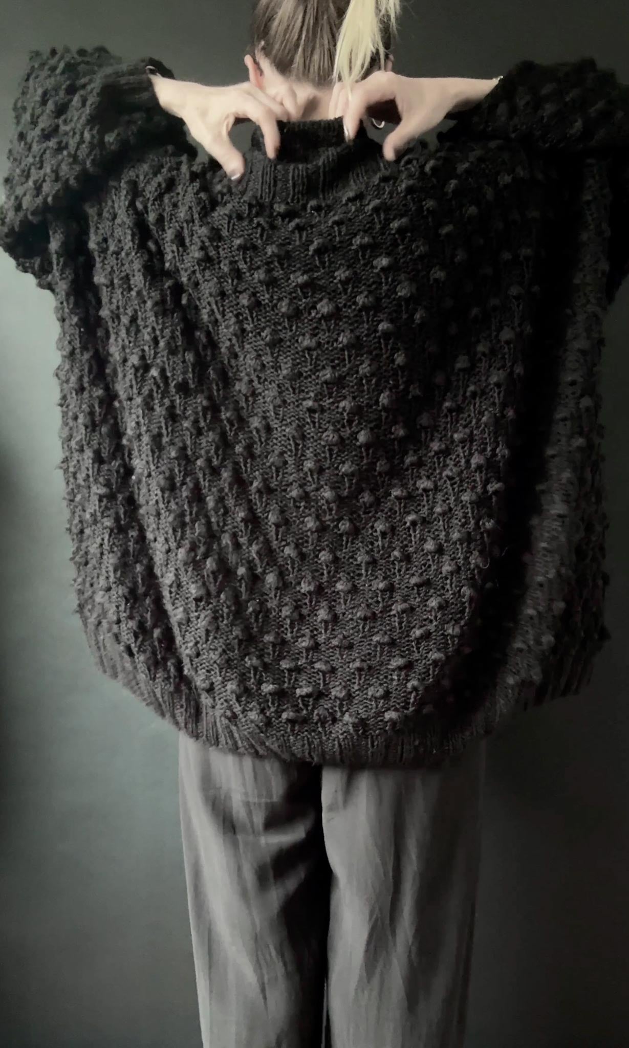 Handgestrickter Oversized Pullover mit Noppenstruktur in Schwarz, M–XXXL