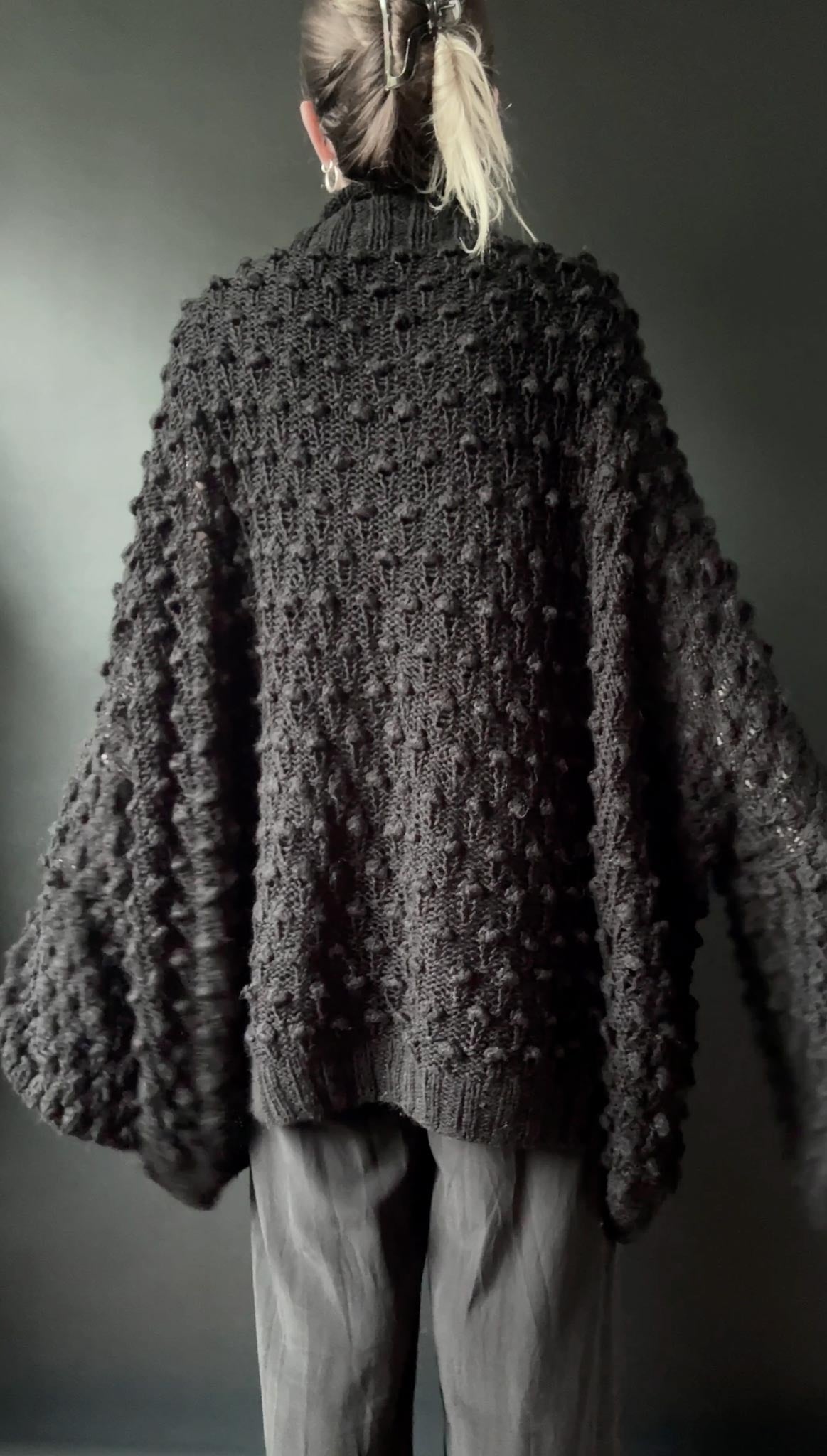 Handgestrickter Oversized Pullover mit Noppenstruktur in Schwarz, M–XXXL