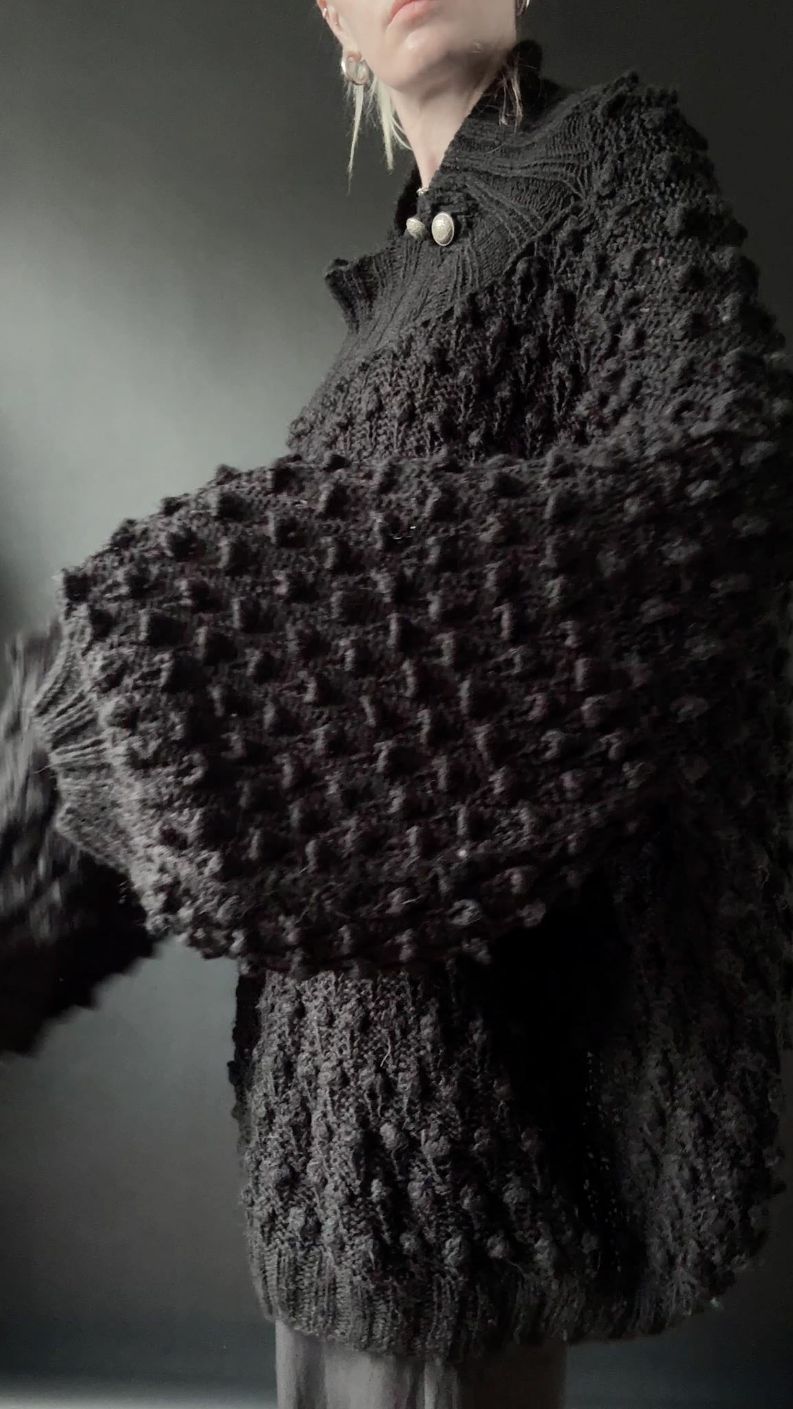 Handgestrickter Oversized Pullover mit Noppenstruktur in Schwarz, M–XXXL