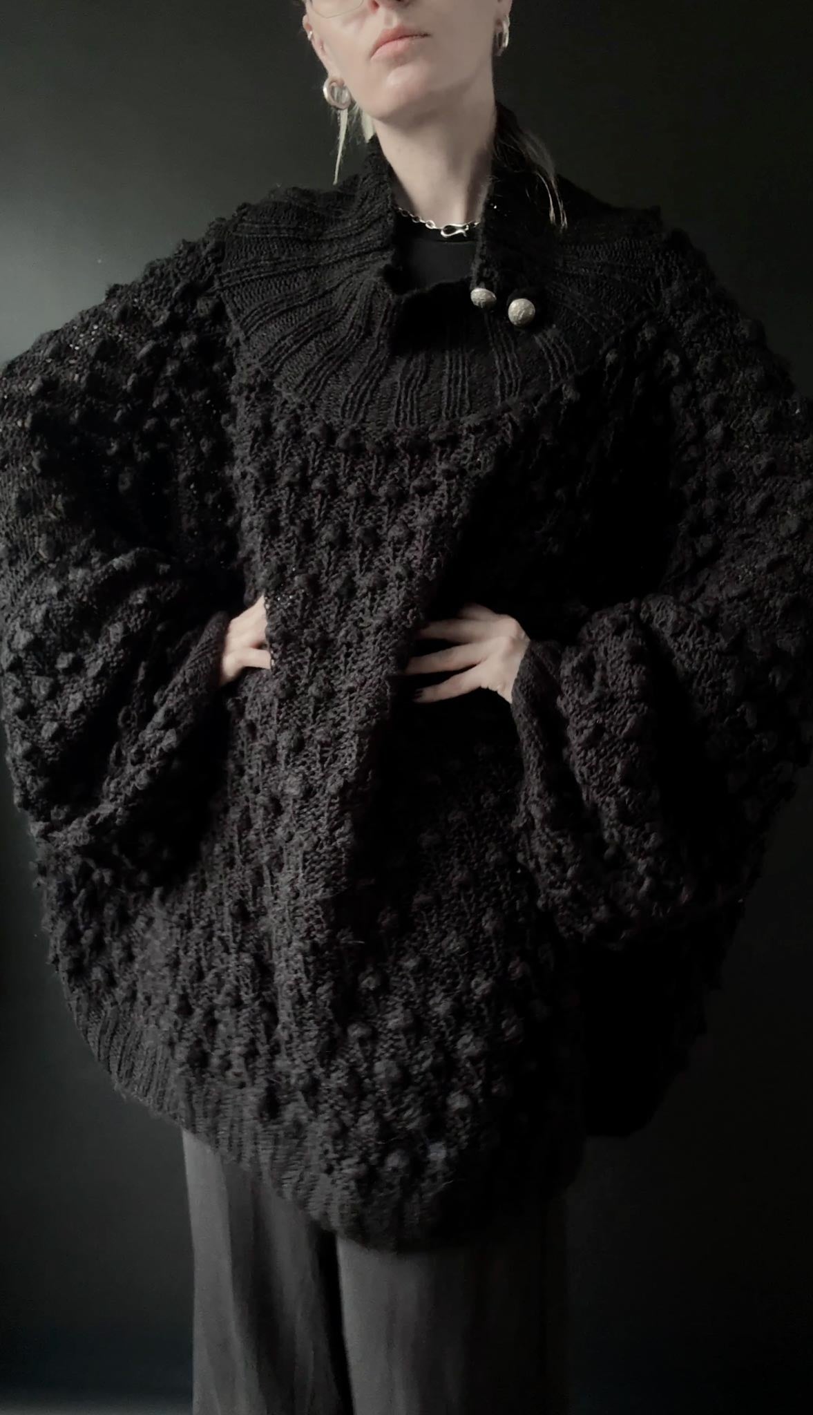 Handgestrickter Oversized Pullover mit Noppenstruktur in Schwarz, M–XXXL