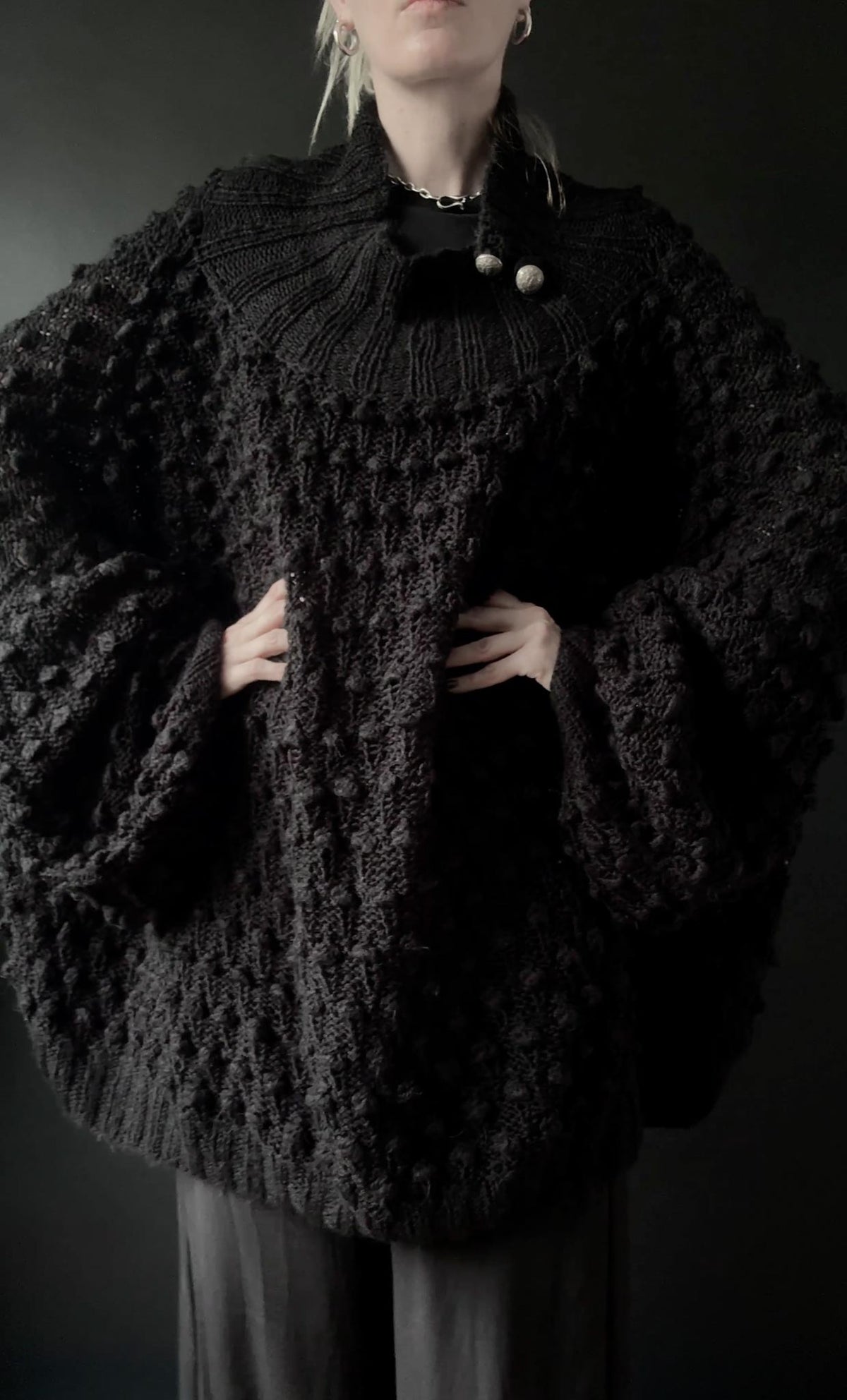 Handgestrickter Oversized Pullover mit Noppenstruktur in Schwarz, M–XXXL