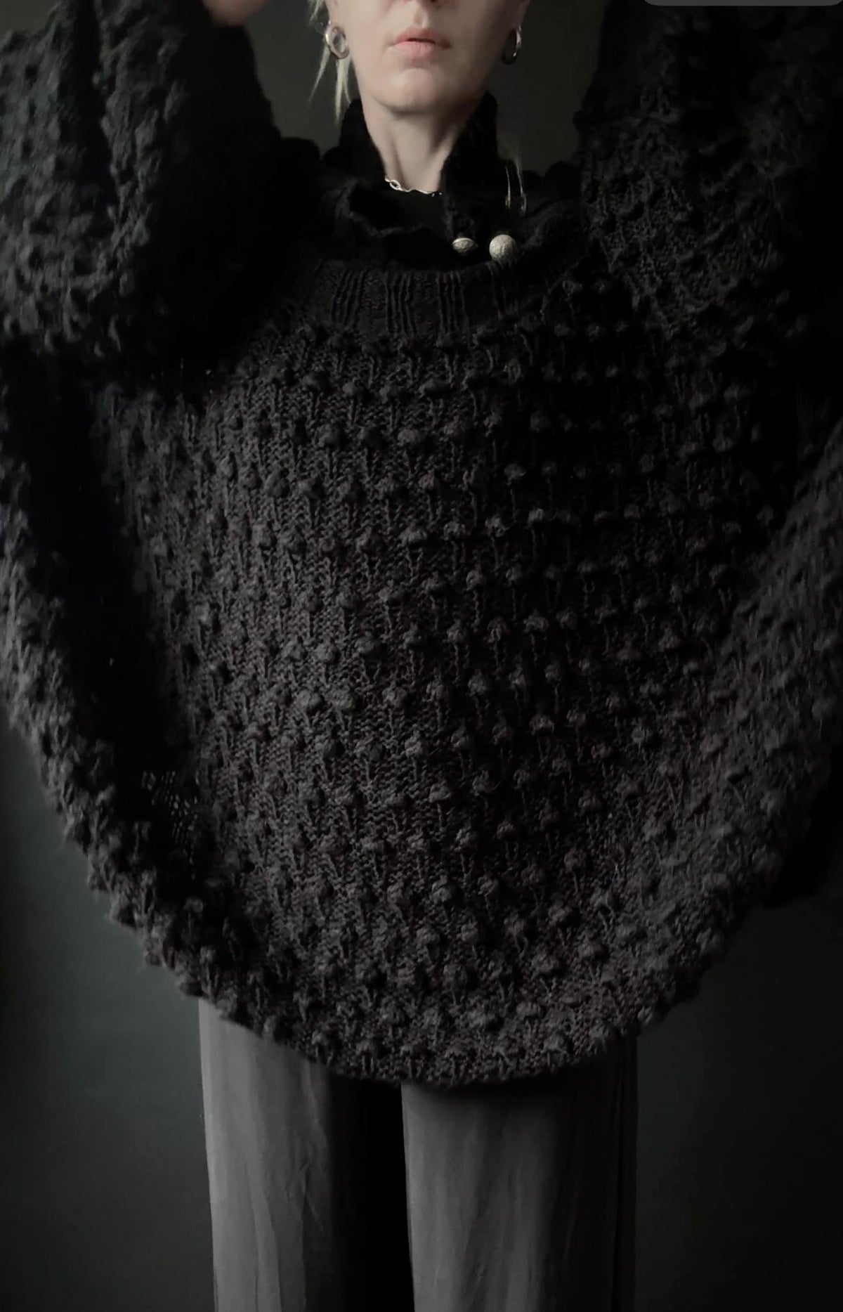 Handgestrickter Oversized Pullover mit Noppenstruktur in Schwarz, M–XXXL
