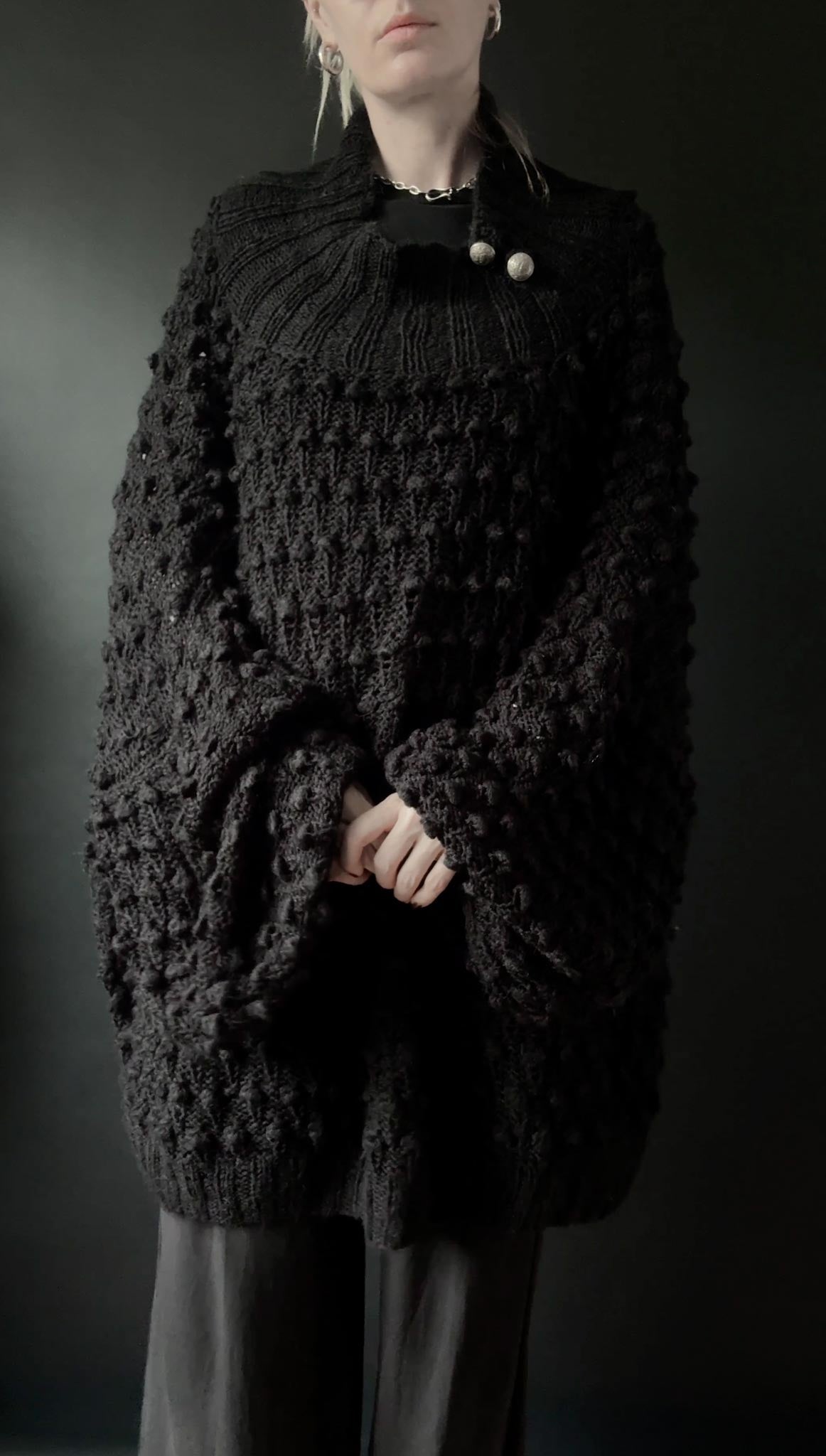 Handgestrickter Oversized Pullover mit Noppenstruktur in Schwarz, M–XXXL