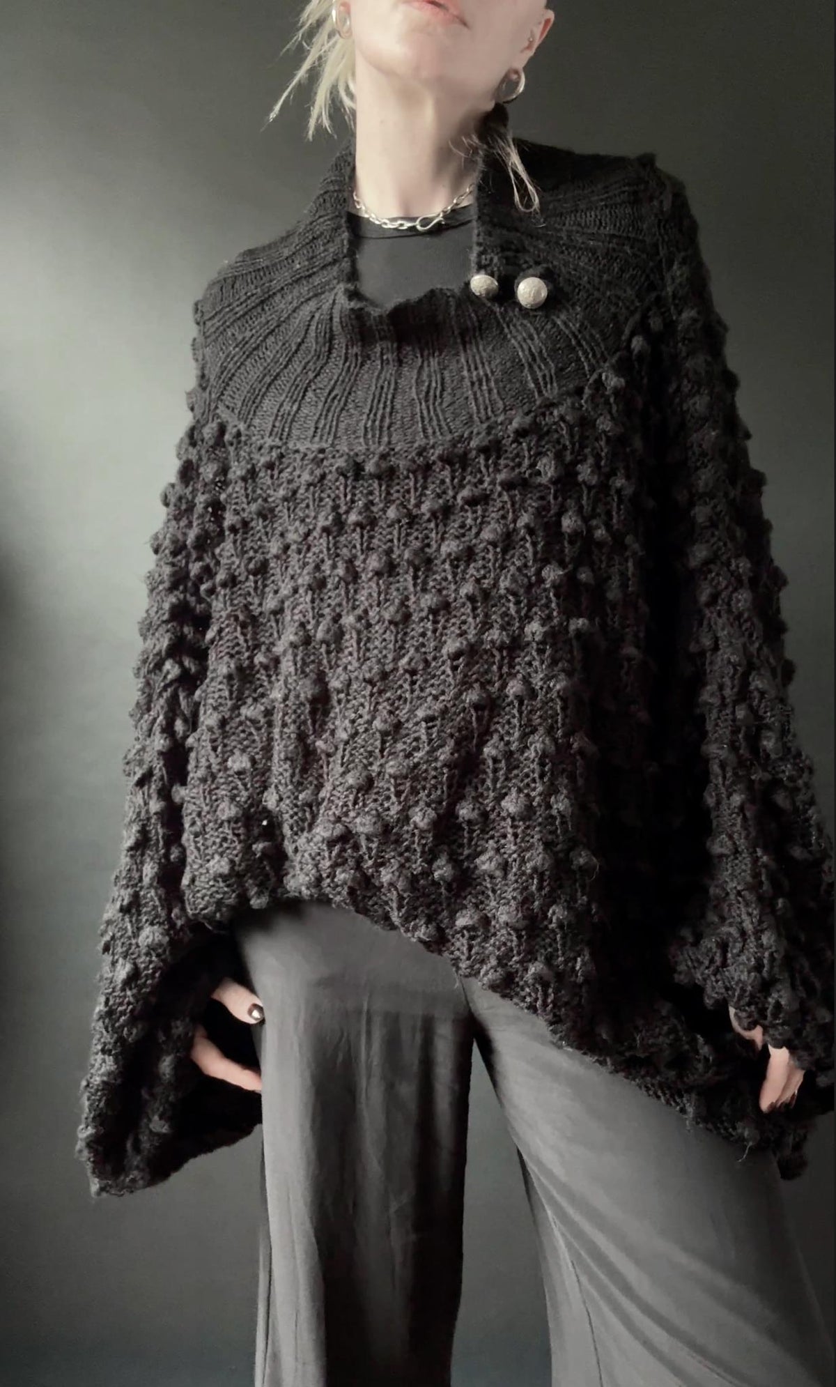 Handgestrickter Oversized Pullover mit Noppenstruktur in Schwarz, M–XXXL