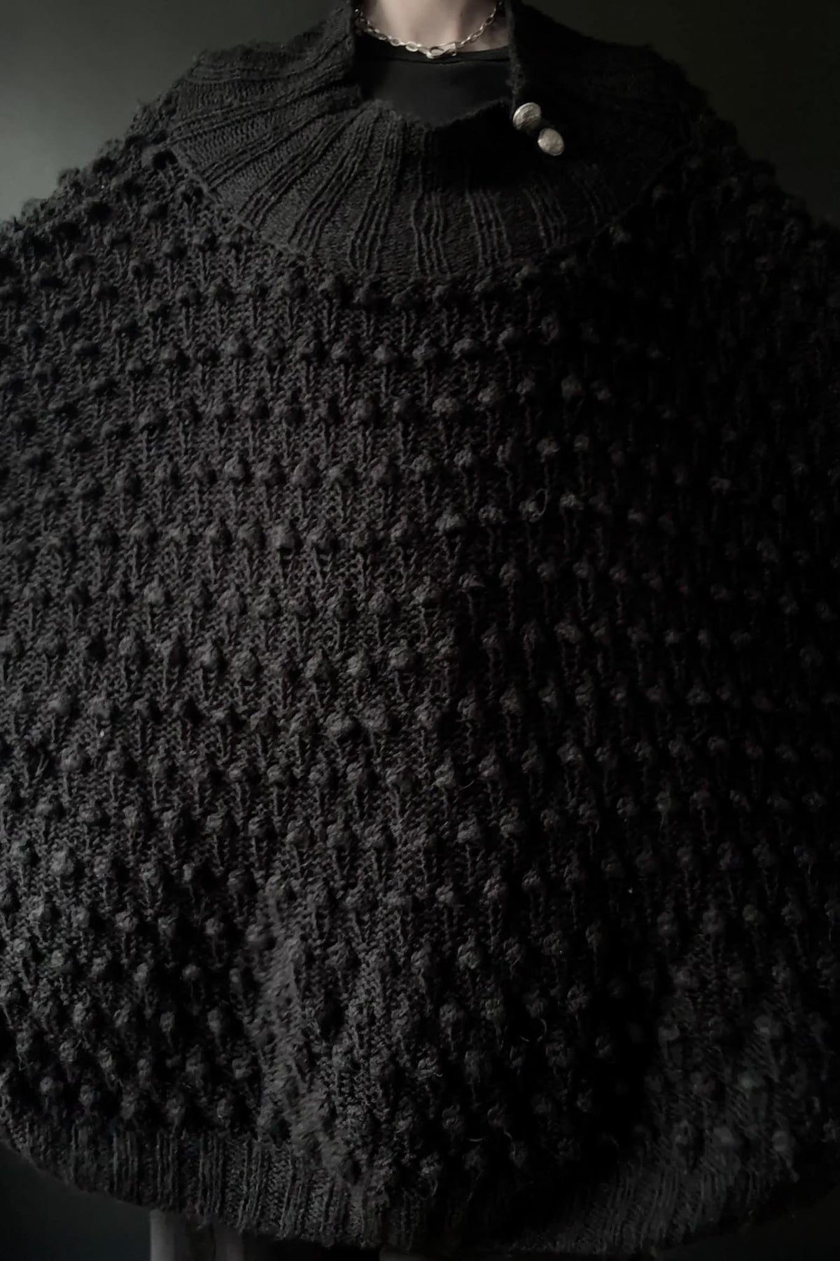 Handgestrickter Oversized Pullover mit Noppenstruktur in Schwarz, M–XXXL