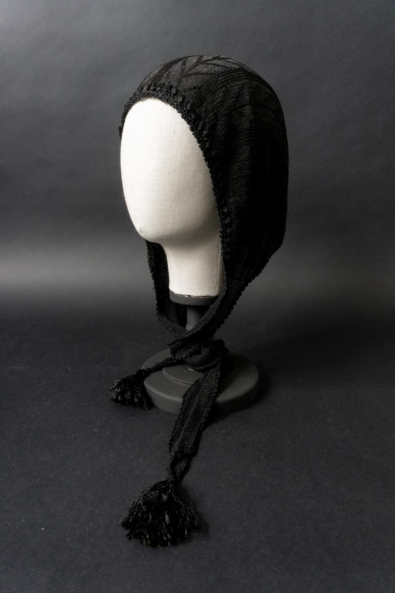 Antike schwarze Strickhaube mit langen Bindebändern