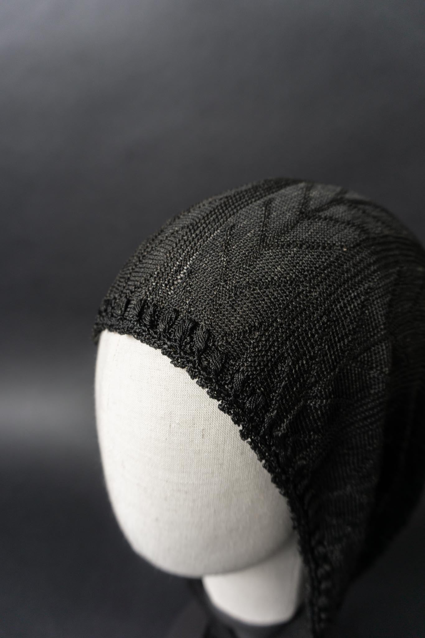Antike schwarze Strickhaube mit langen Bindebändern