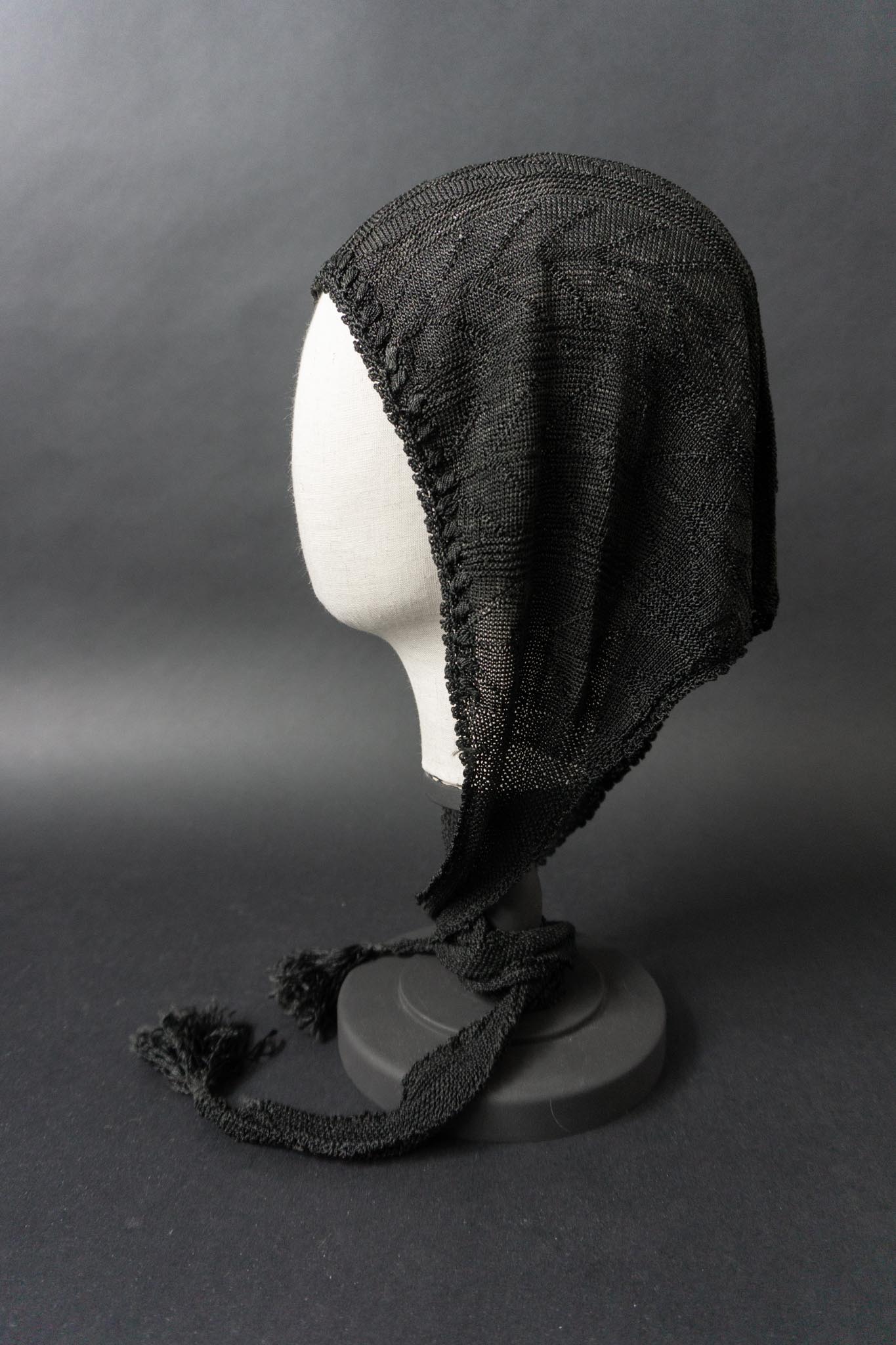 Antike schwarze Strickhaube mit langen Bindebändern