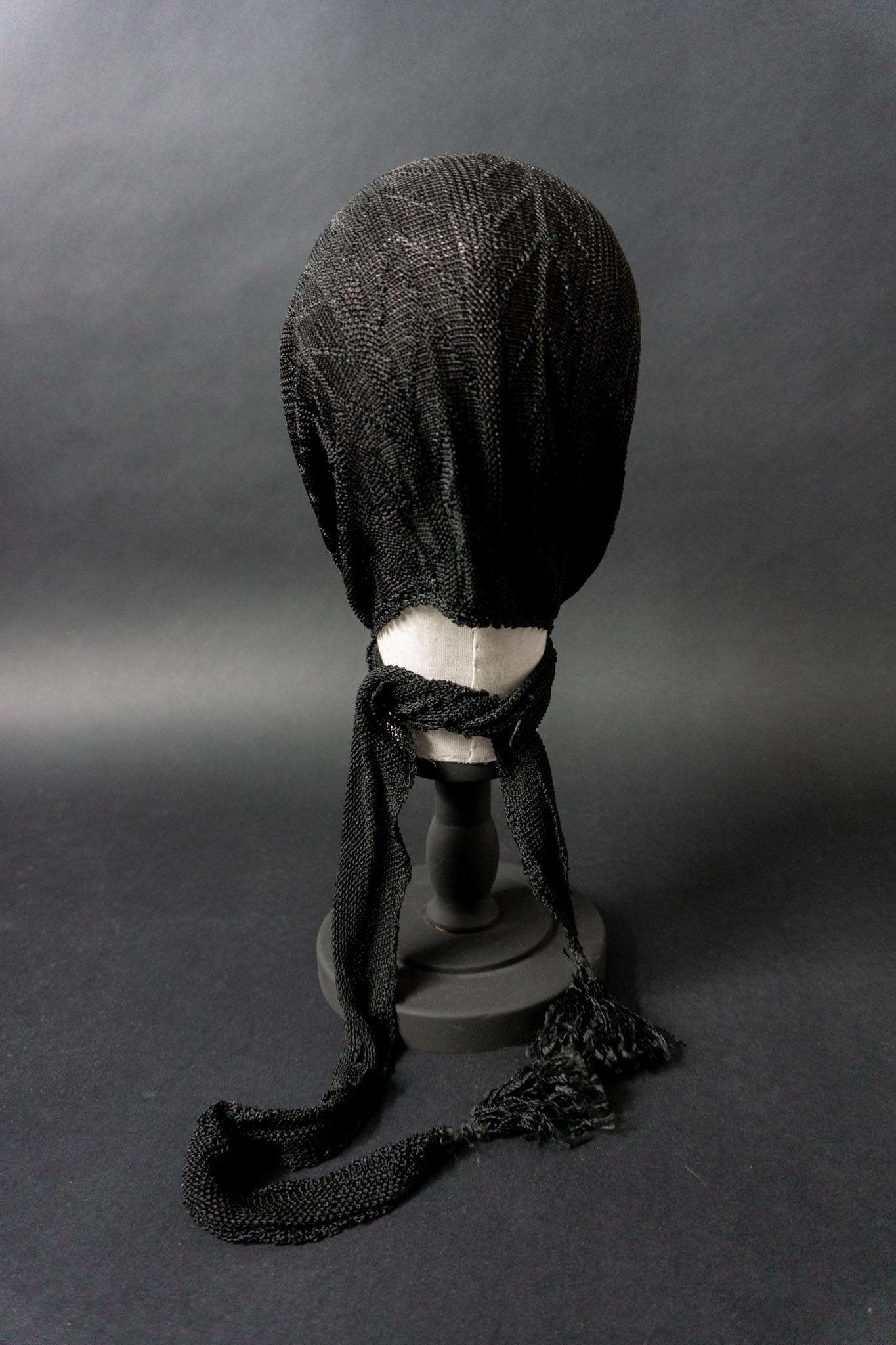 Antike schwarze Strickhaube mit langen Bindebändern
