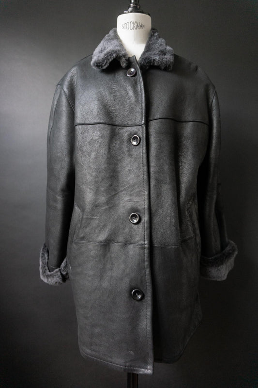 Vintage Lammfellmantel, schwarz mit grauem Lammfell, M–L