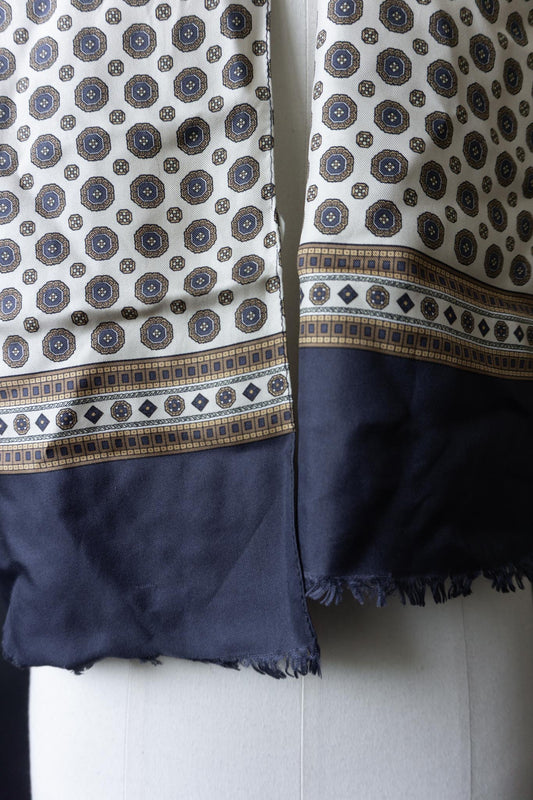 Vintage Seidenschal mit Paisley-Muster in Creme und Dunkelblau