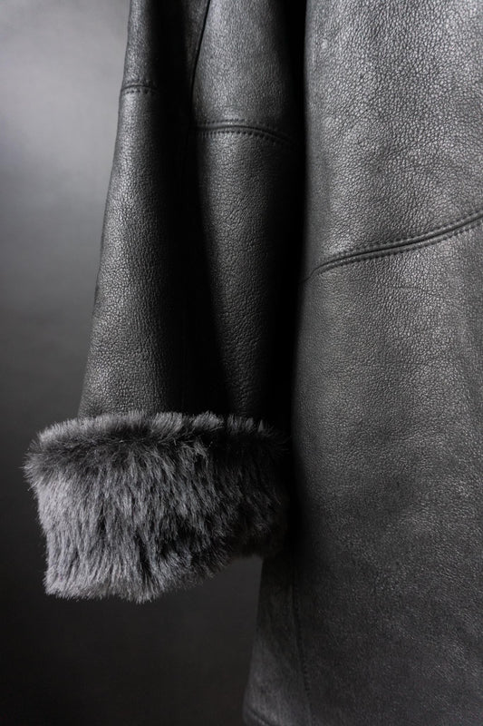 Vintage Lammfellmantel, schwarz mit grauem Lammfell, M–L