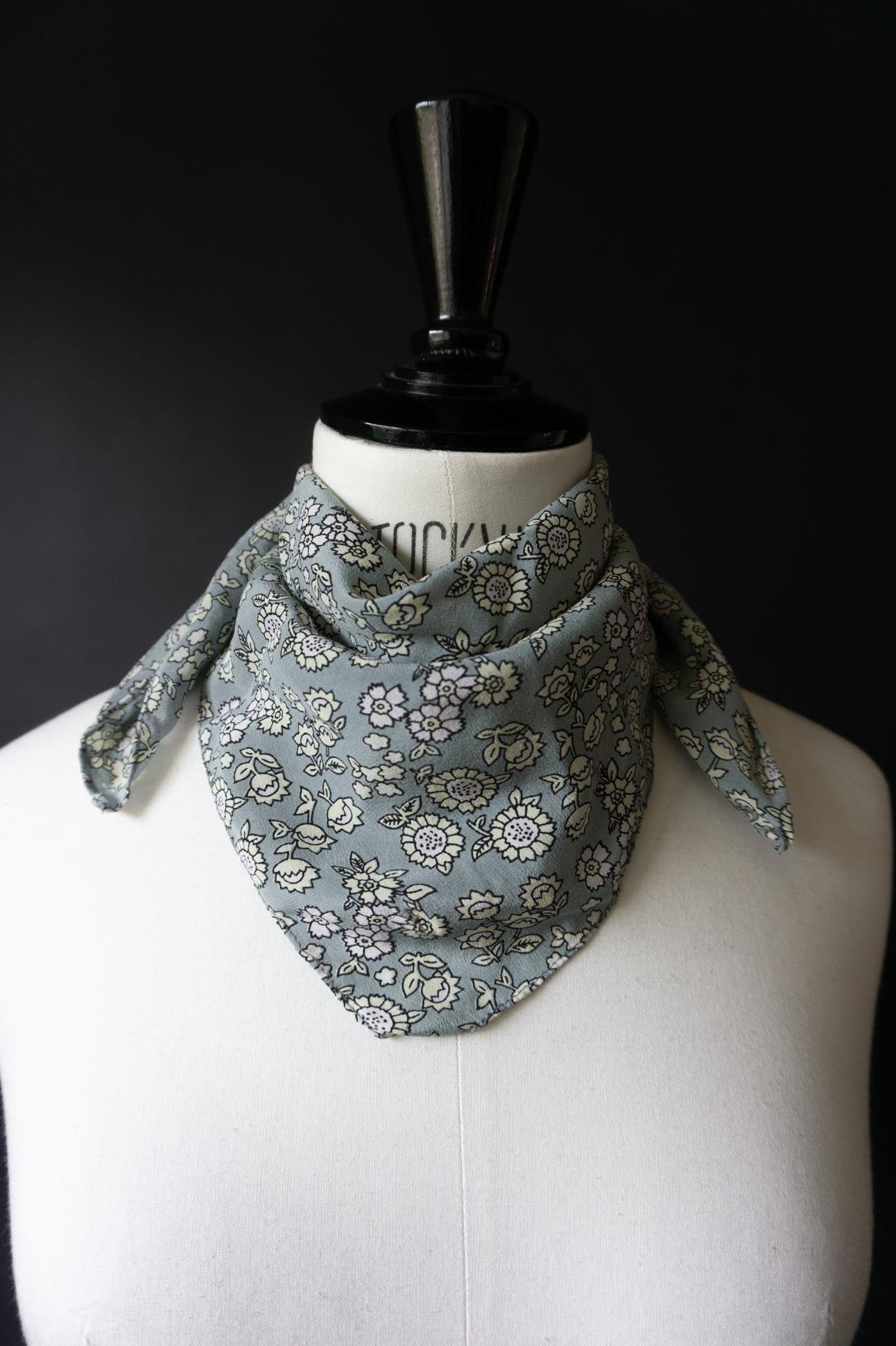 Vintage Seidenhalstuch mit floralem Print in Mintgrün