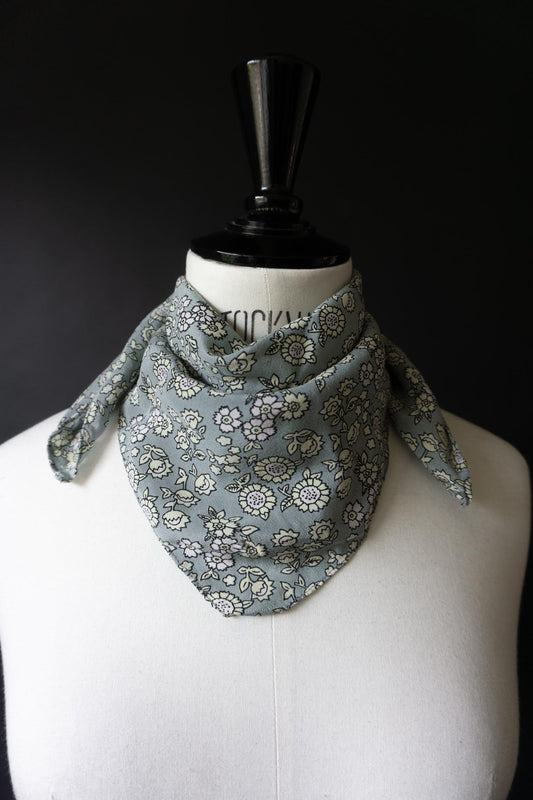 Vintage Seidenhalstuch mit floralem Print in Mintgrün