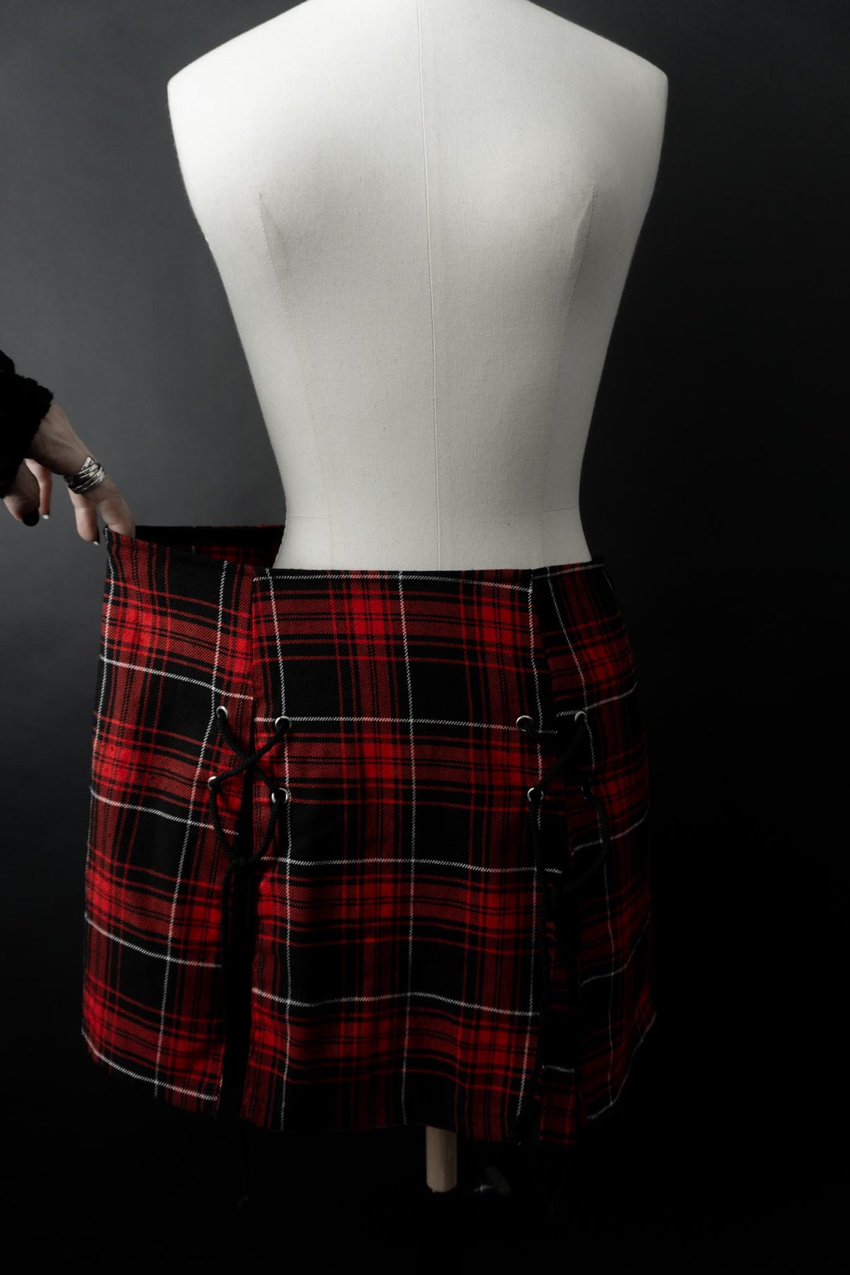 Lips Service Tartan Minirock mit Schnürdetails im Punk Stil, S–M