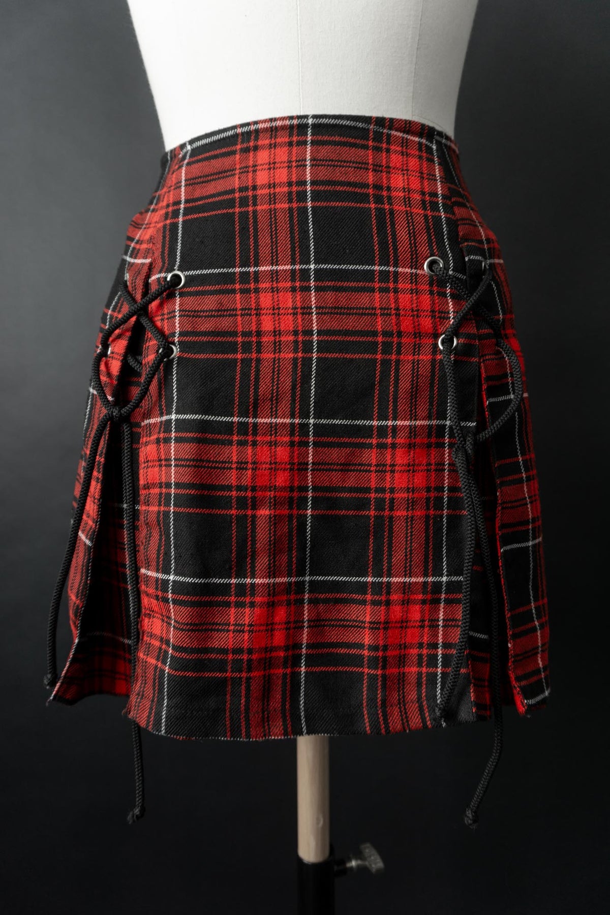 Lips Service Tartan Minirock mit Schnürdetails im Punk Stil, S–M
