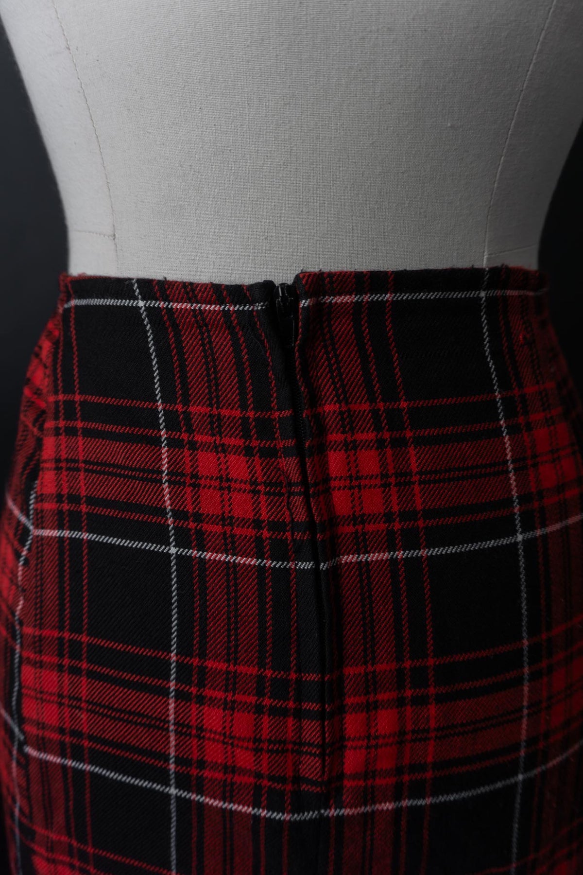 Lips Service Tartan Minirock mit Schnürdetails im Punk Stil, S–M
