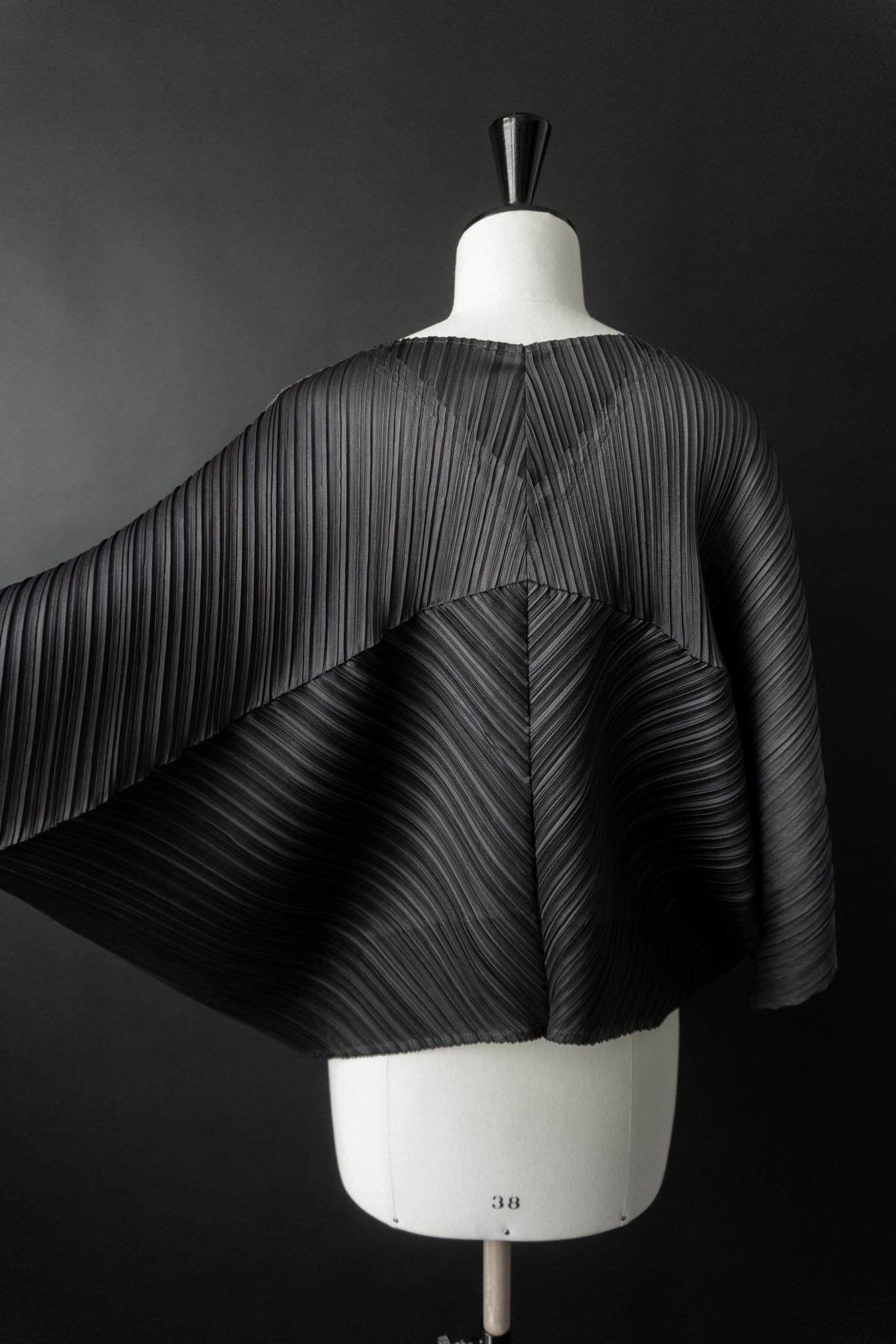 Vintage Pleats Please Issey Miyake – Architektonisches Plissee-Top in Anthrazit, S–XL