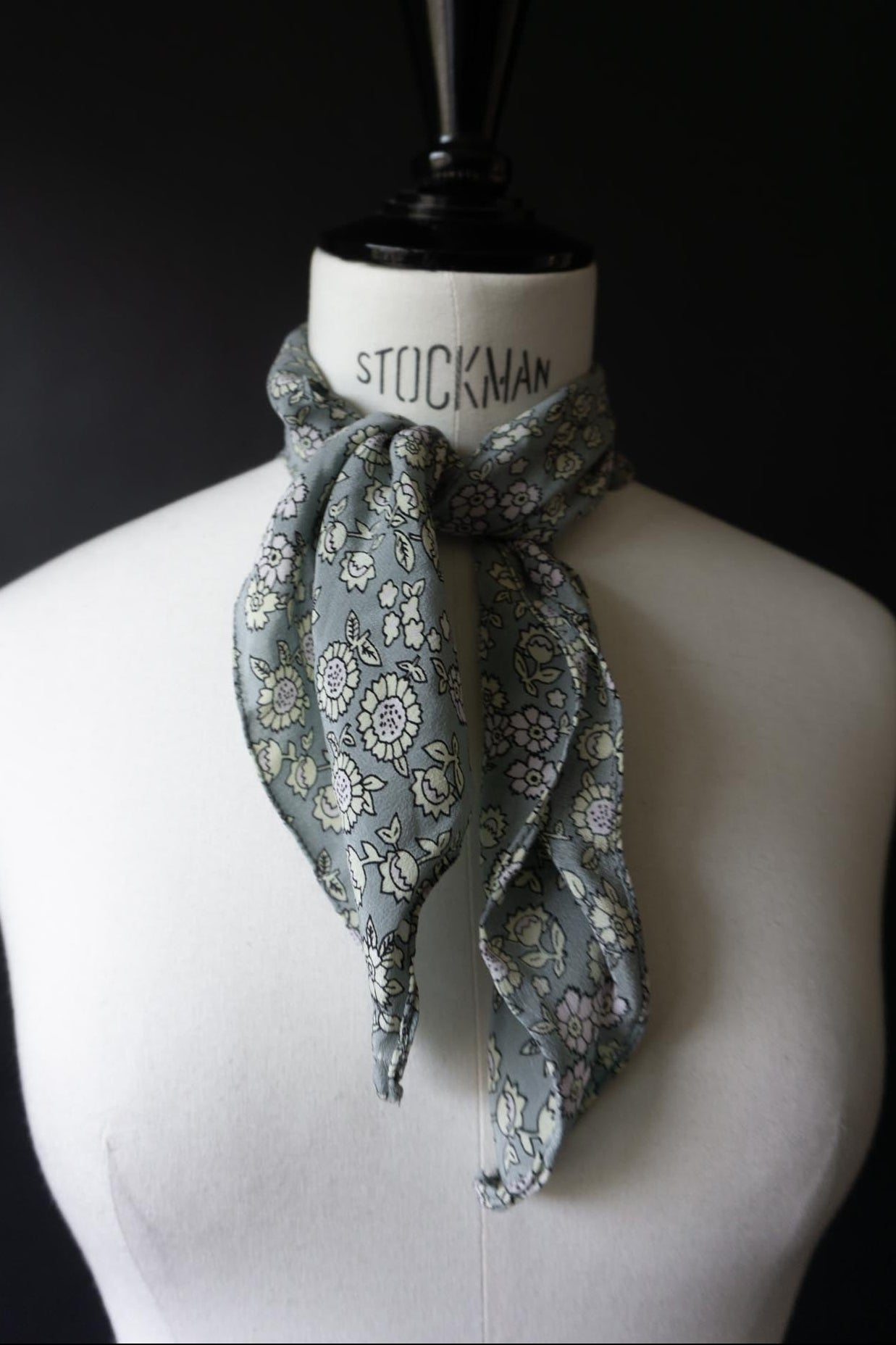 Vintage Seidenhalstuch mit floralem Print in Mintgrün