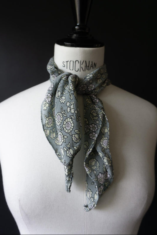 Vintage Seidenhalstuch mit floralem Print in Mintgrün