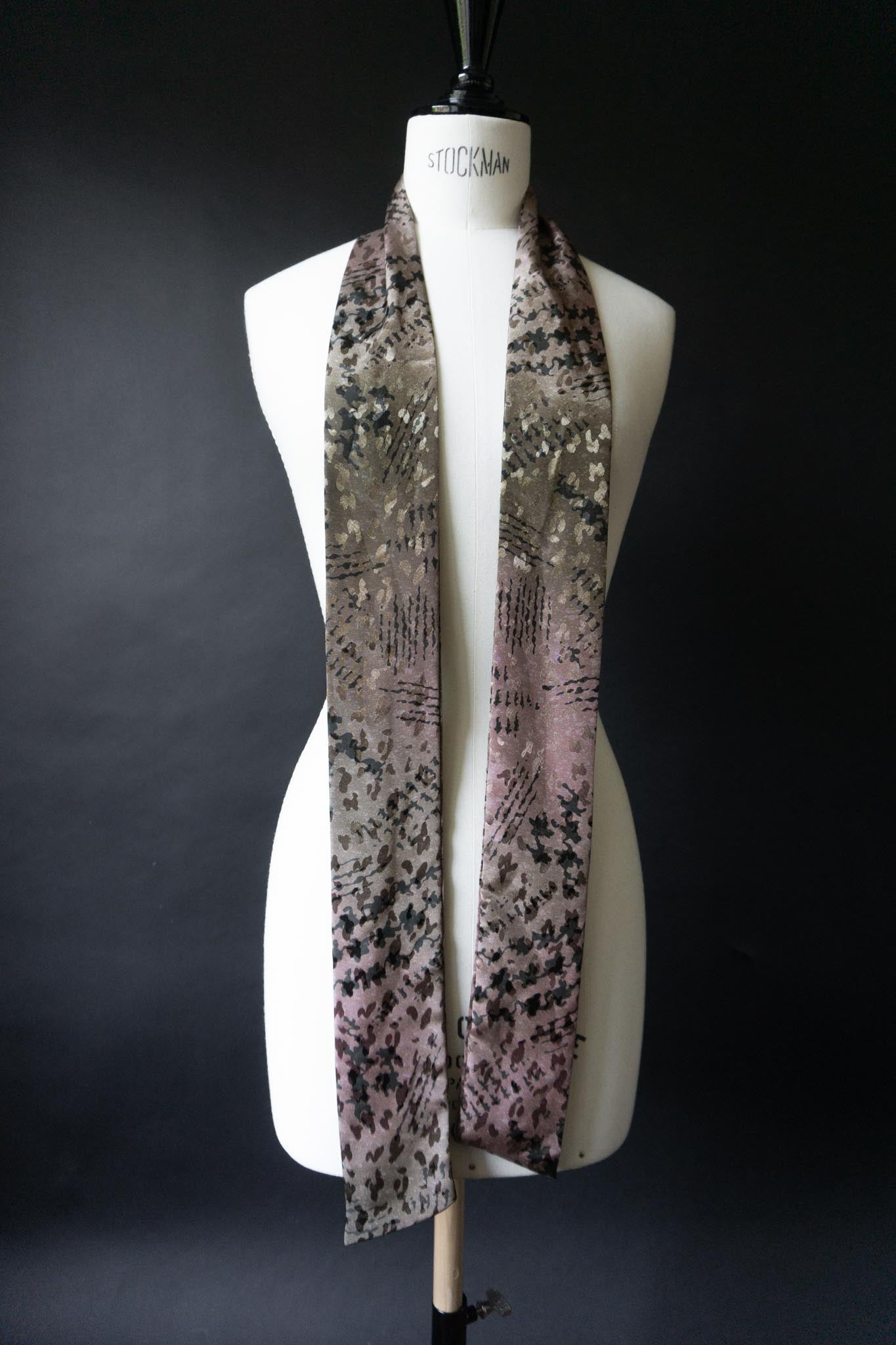 Gemusterter Skinny Scarf aus Viskose – Taupe, Schwarz & Rosé