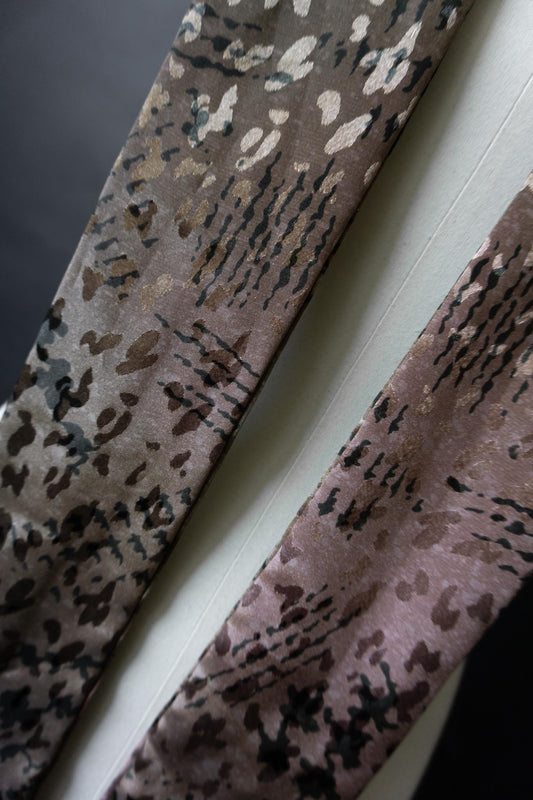 Gemusterter Skinny Scarf aus Viskose – Taupe, Schwarz & Rosé