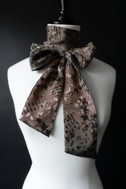 Gemusterter Skinny Scarf aus Viskose – Taupe, Schwarz & Rosé