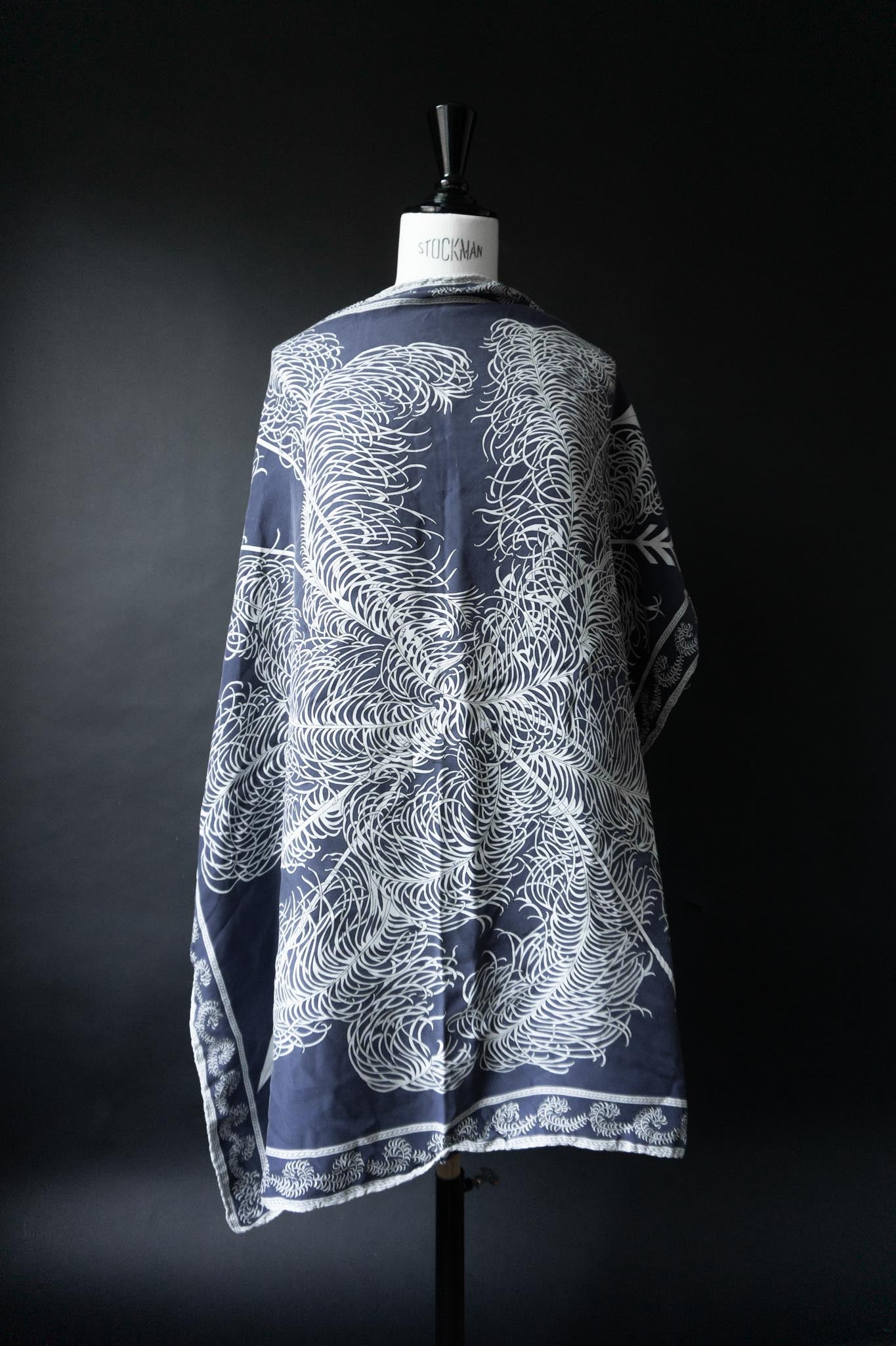 Großes Vintage Seidentuch mit Feder-Motiv in Navy und Creme