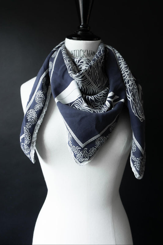 Großes Vintage Seidentuch mit Feder-Motiv in Navy und Creme