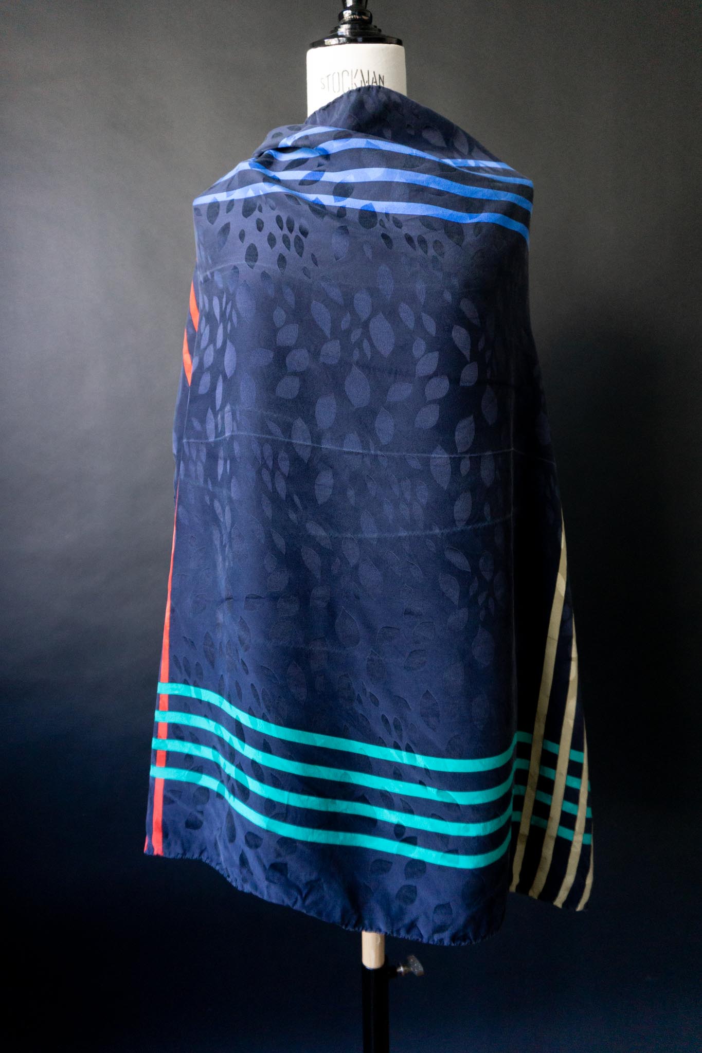Vintage Seidentuch in Navy mit grafischem Muster
