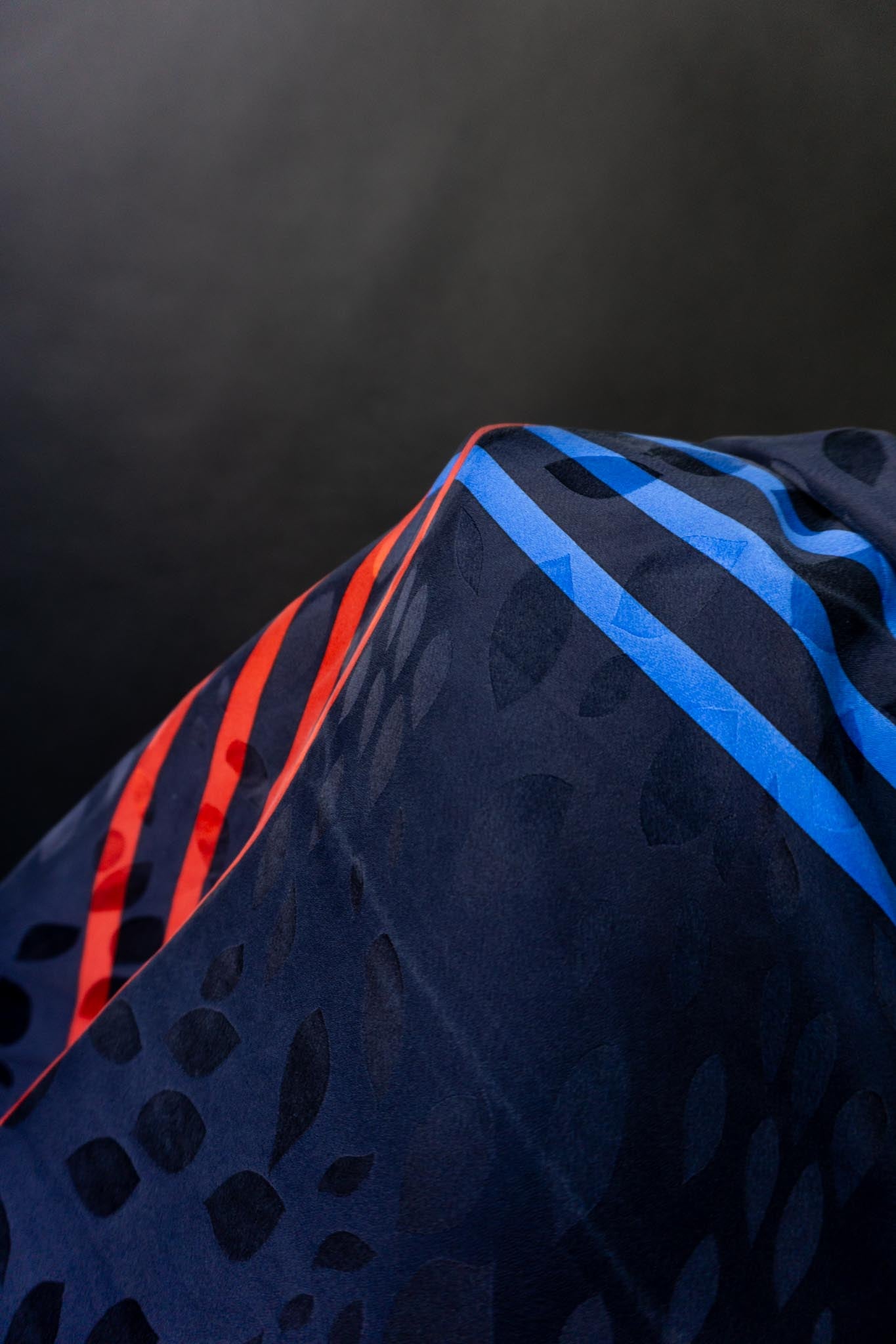 Vintage Seidentuch in Navy mit grafischem Muster