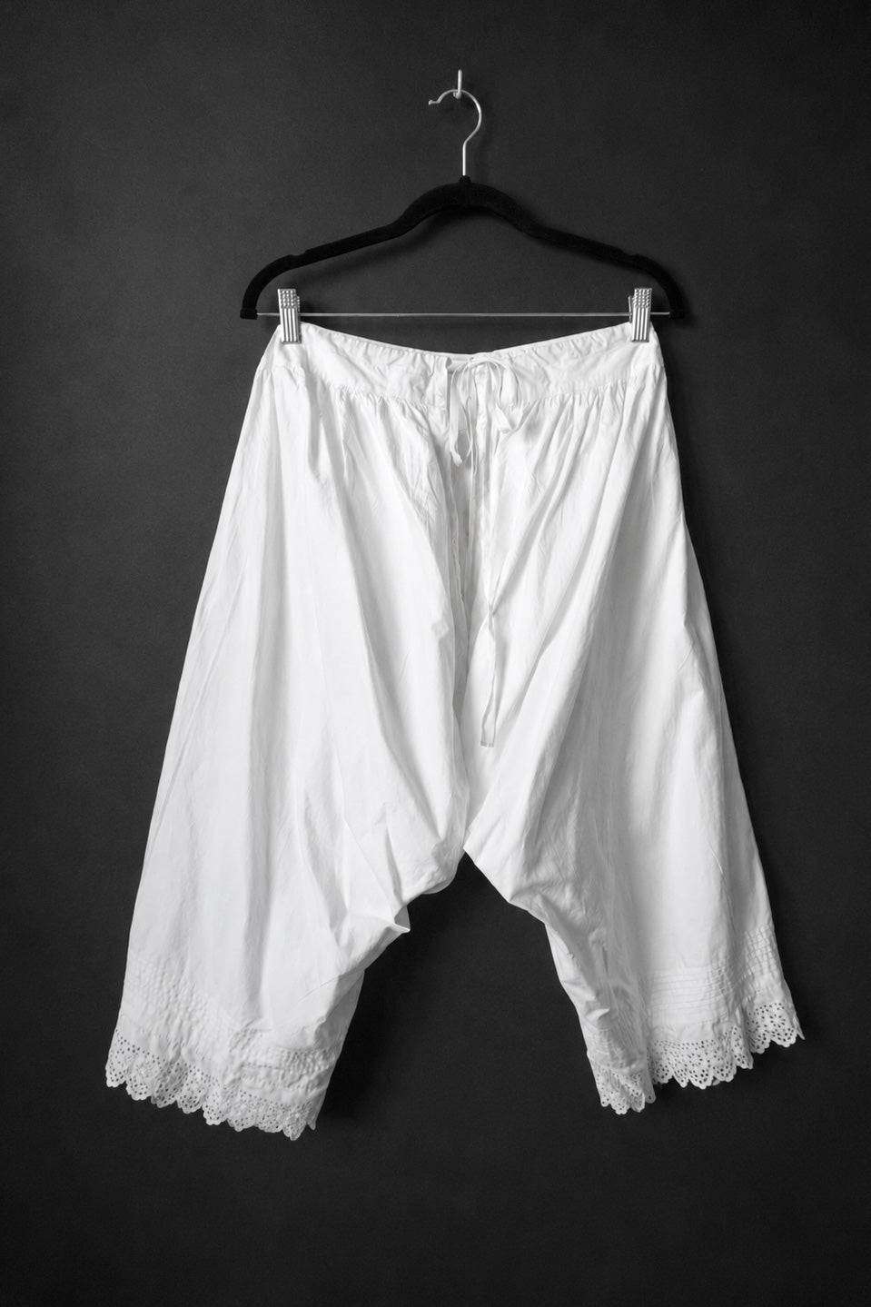 Antike weiße Bloomer Shorts mit Lochstickerei, S–M