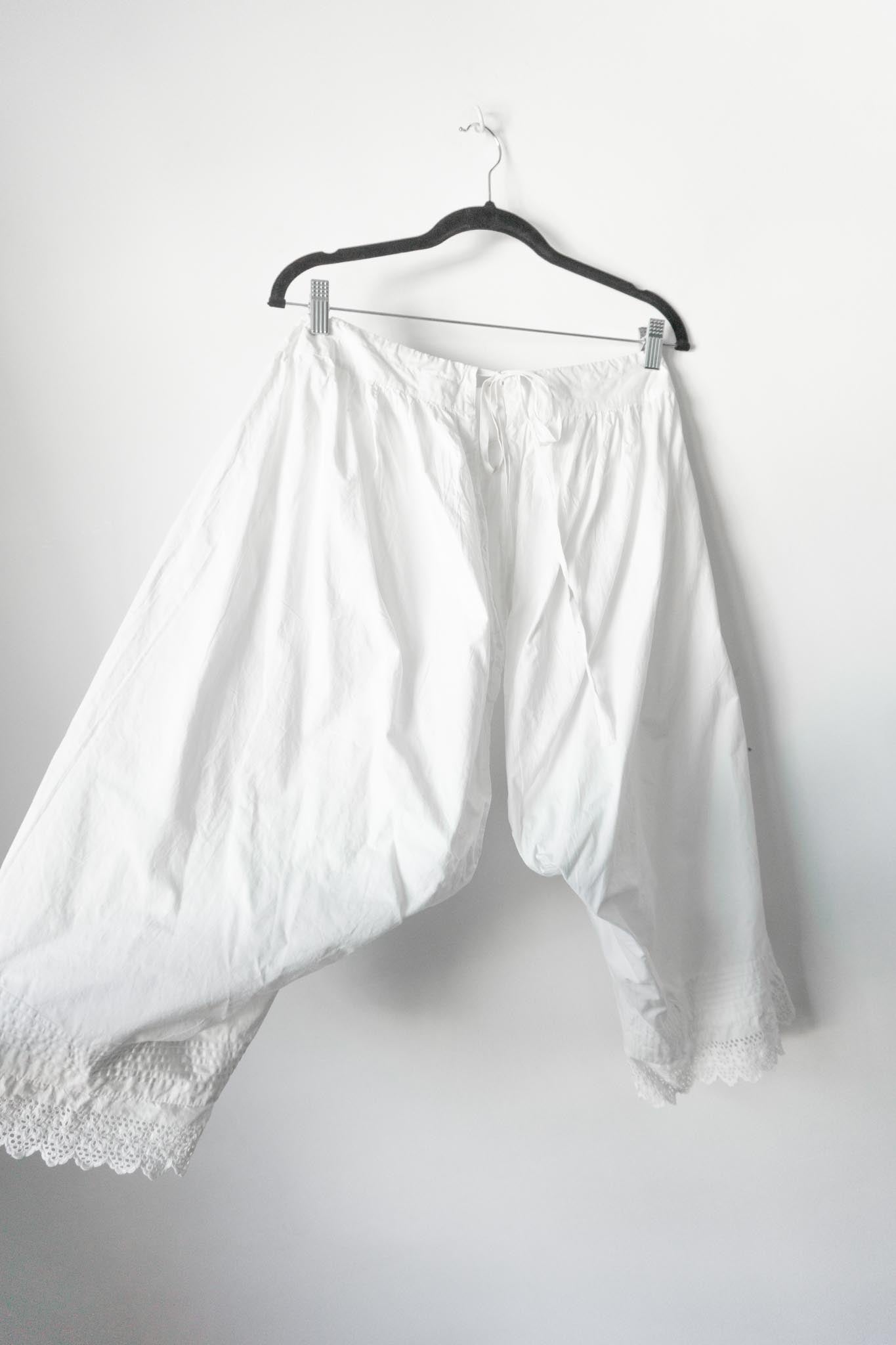 Antike weiße Bloomer Shorts mit Lochstickerei, S–M