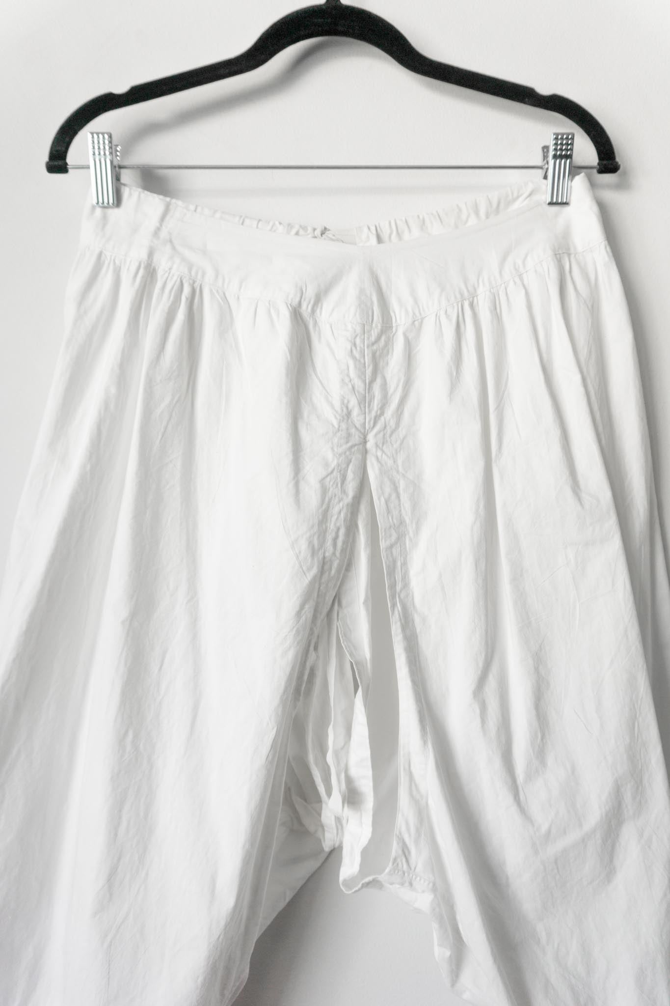 Antike weiße Bloomer Shorts mit Lochstickerei, S–M