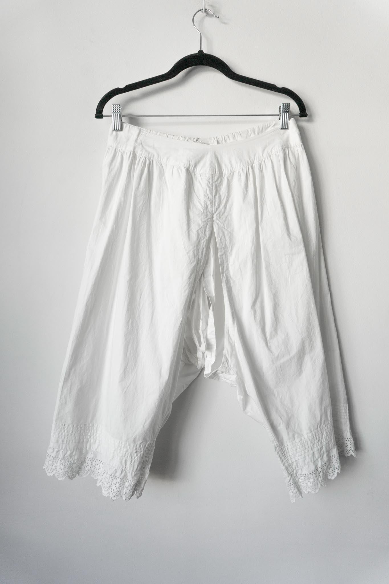 Antike weiße Bloomer Shorts mit Lochstickerei, S–M