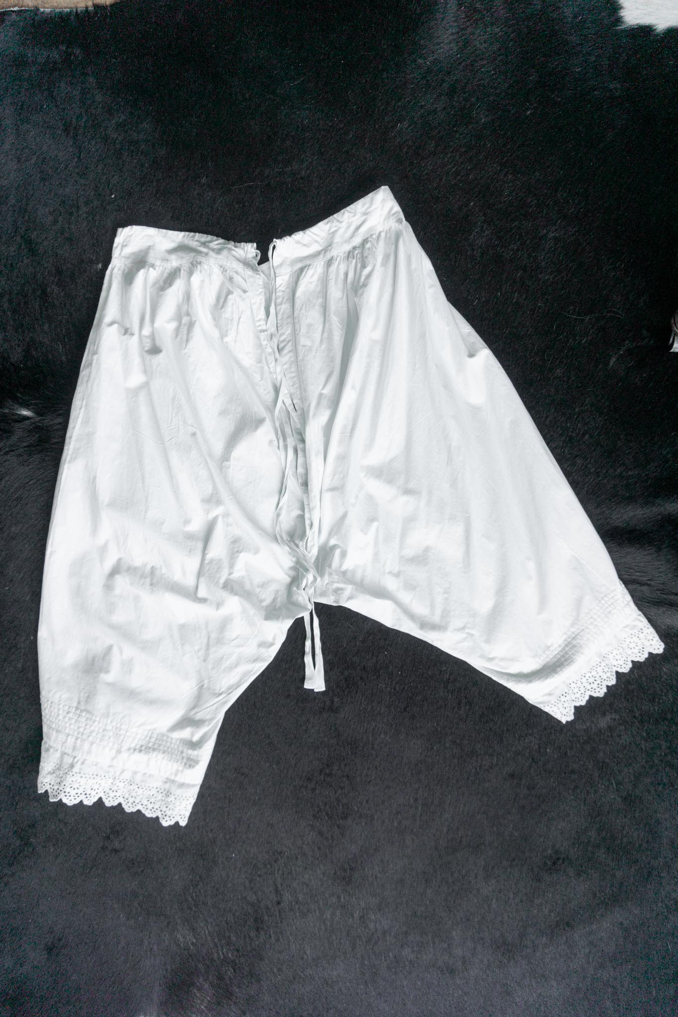 Antike weiße Bloomer Shorts mit Lochstickerei, S–M
