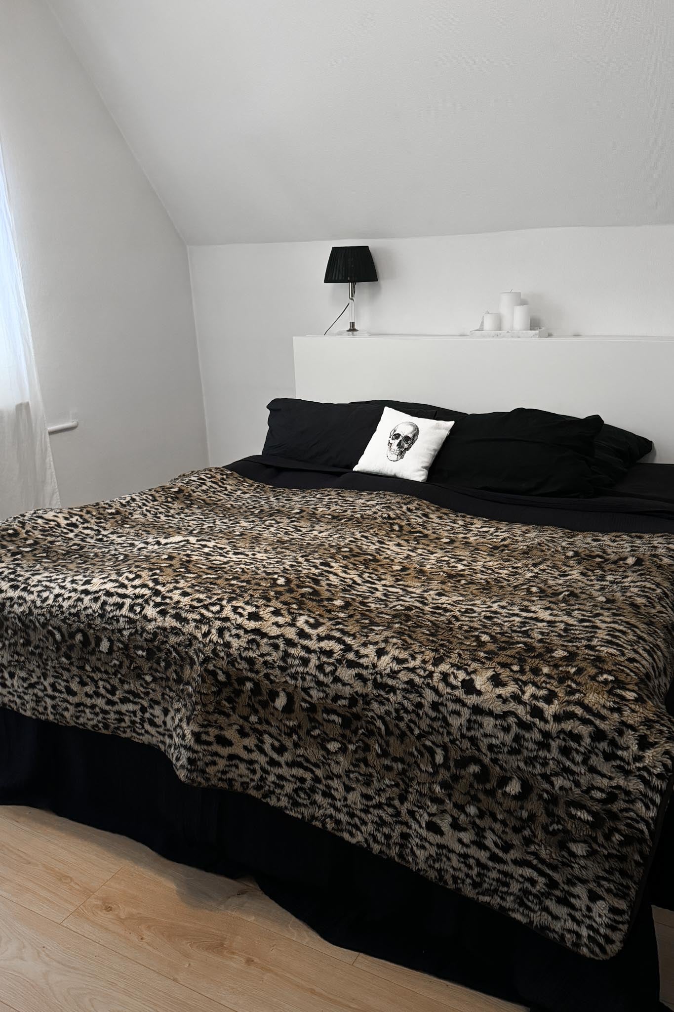 Vintage Tagesdecke aus den 80ern – kuschelige Wolldecke in Leopard-Optik