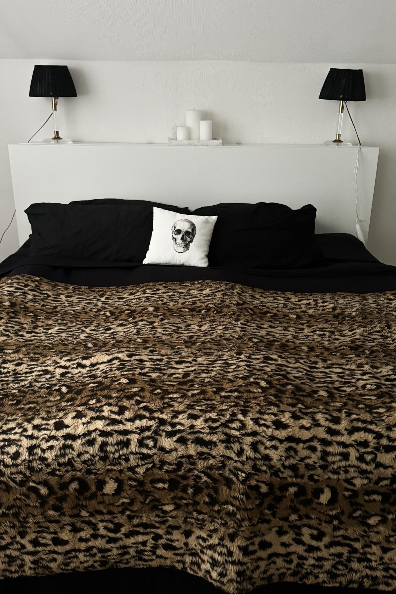 Vintage Tagesdecke aus den 80ern – kuschelige Wolldecke in Leopard-Optik