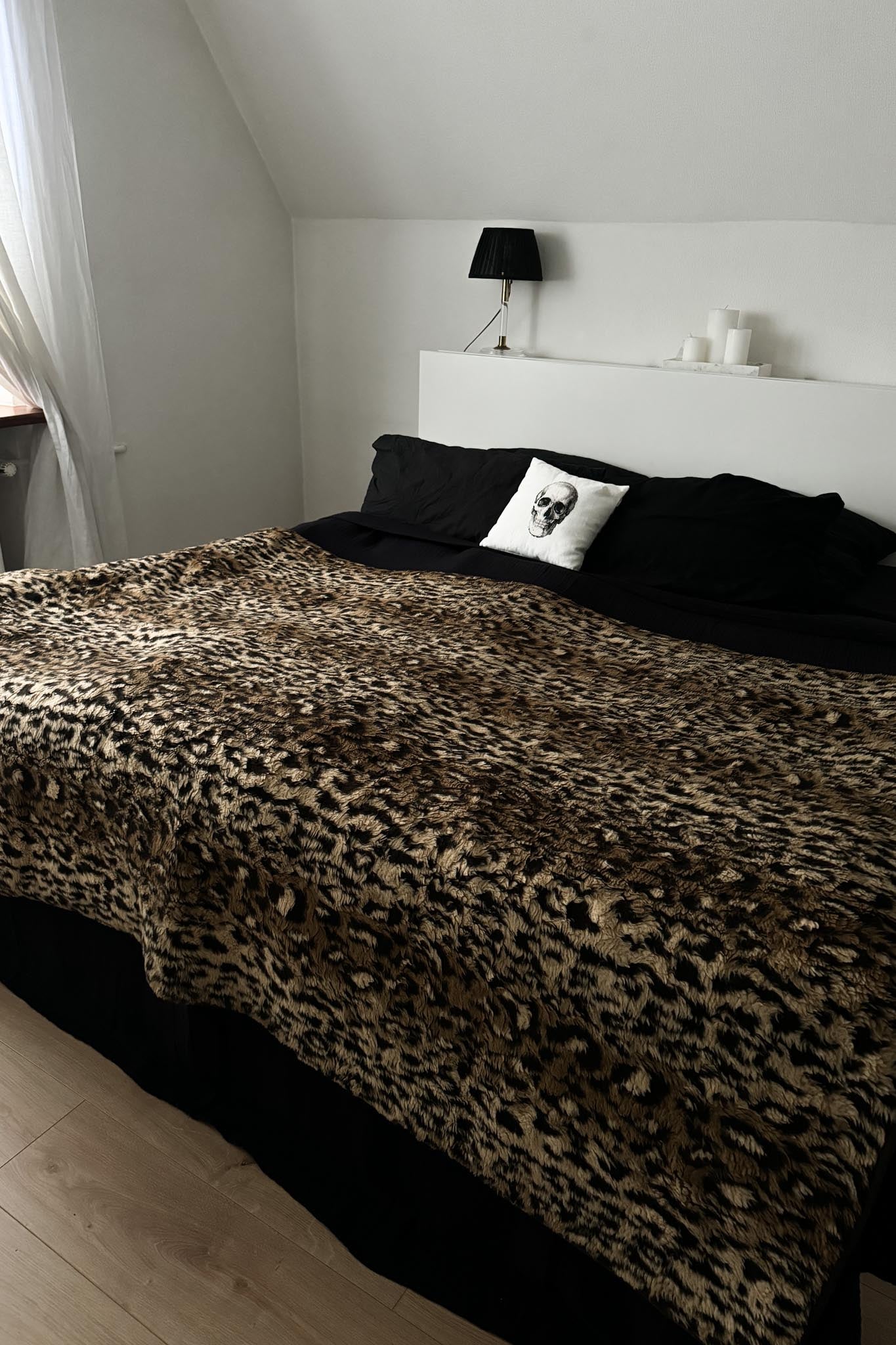 Vintage Tagesdecke aus den 80ern – kuschelige Wolldecke in Leopard-Optik