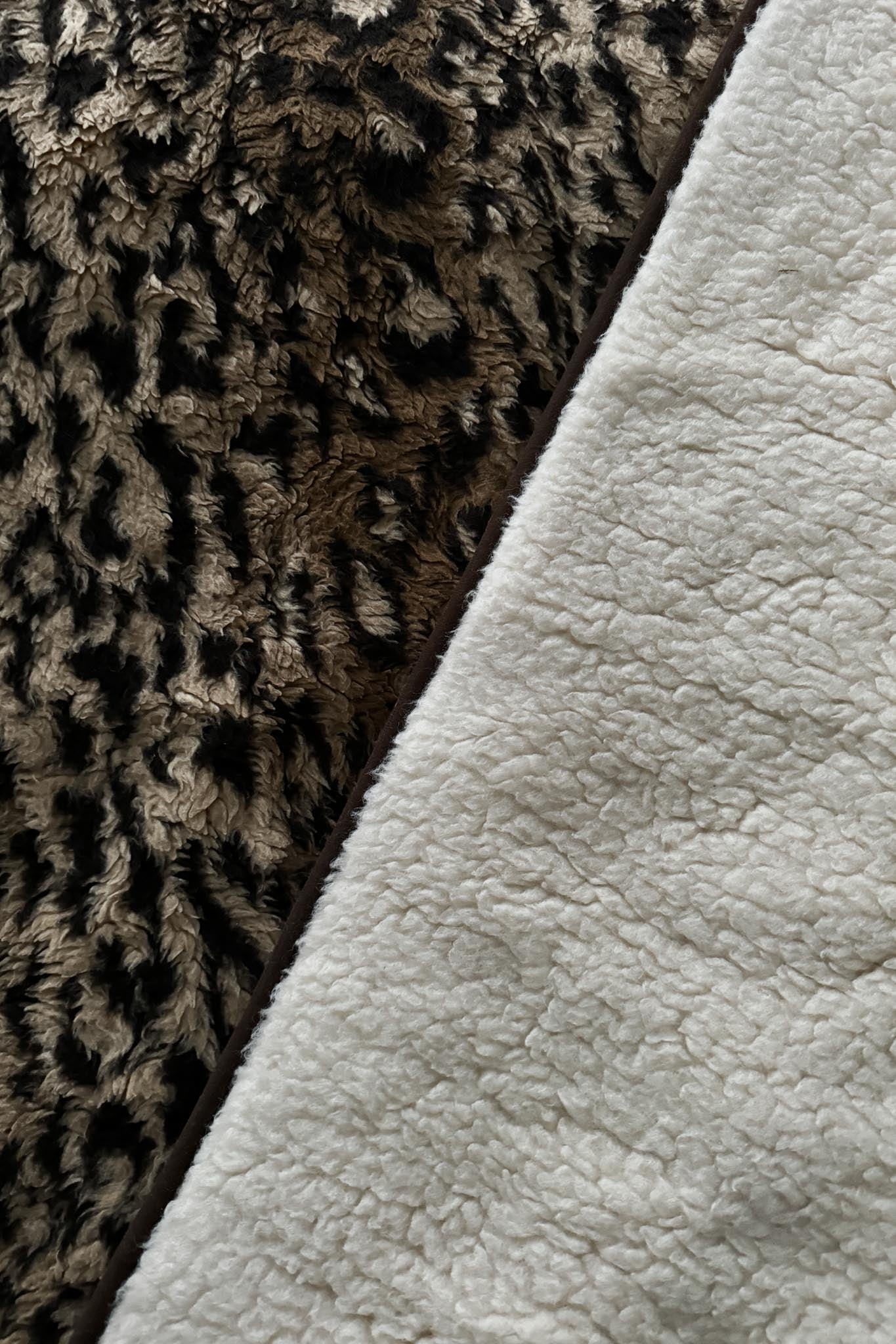 Vintage Tagesdecke aus den 80ern – kuschelige Wolldecke in Leopard-Optik