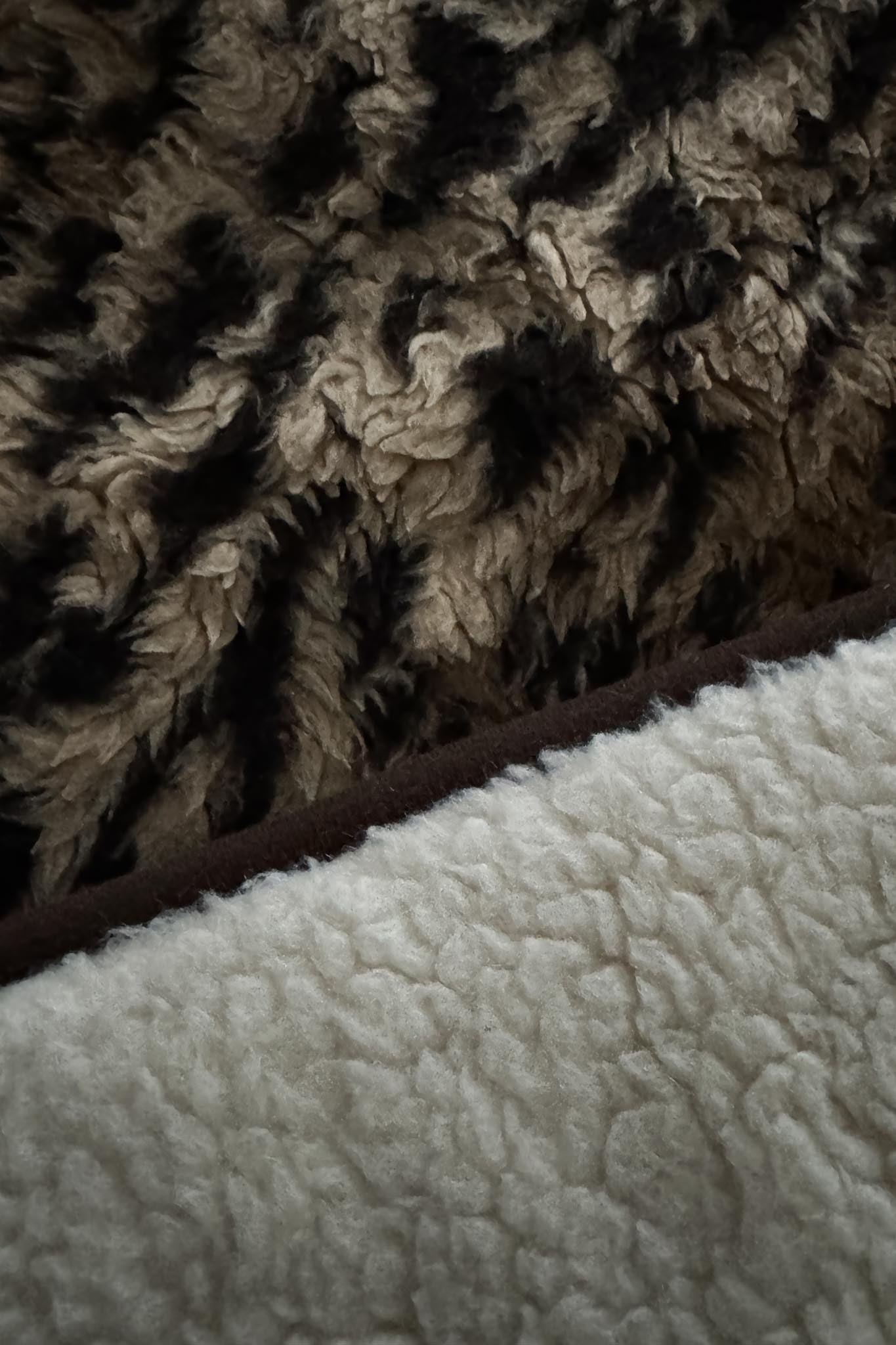 Vintage Tagesdecke aus den 80ern – kuschelige Wolldecke in Leopard-Optik