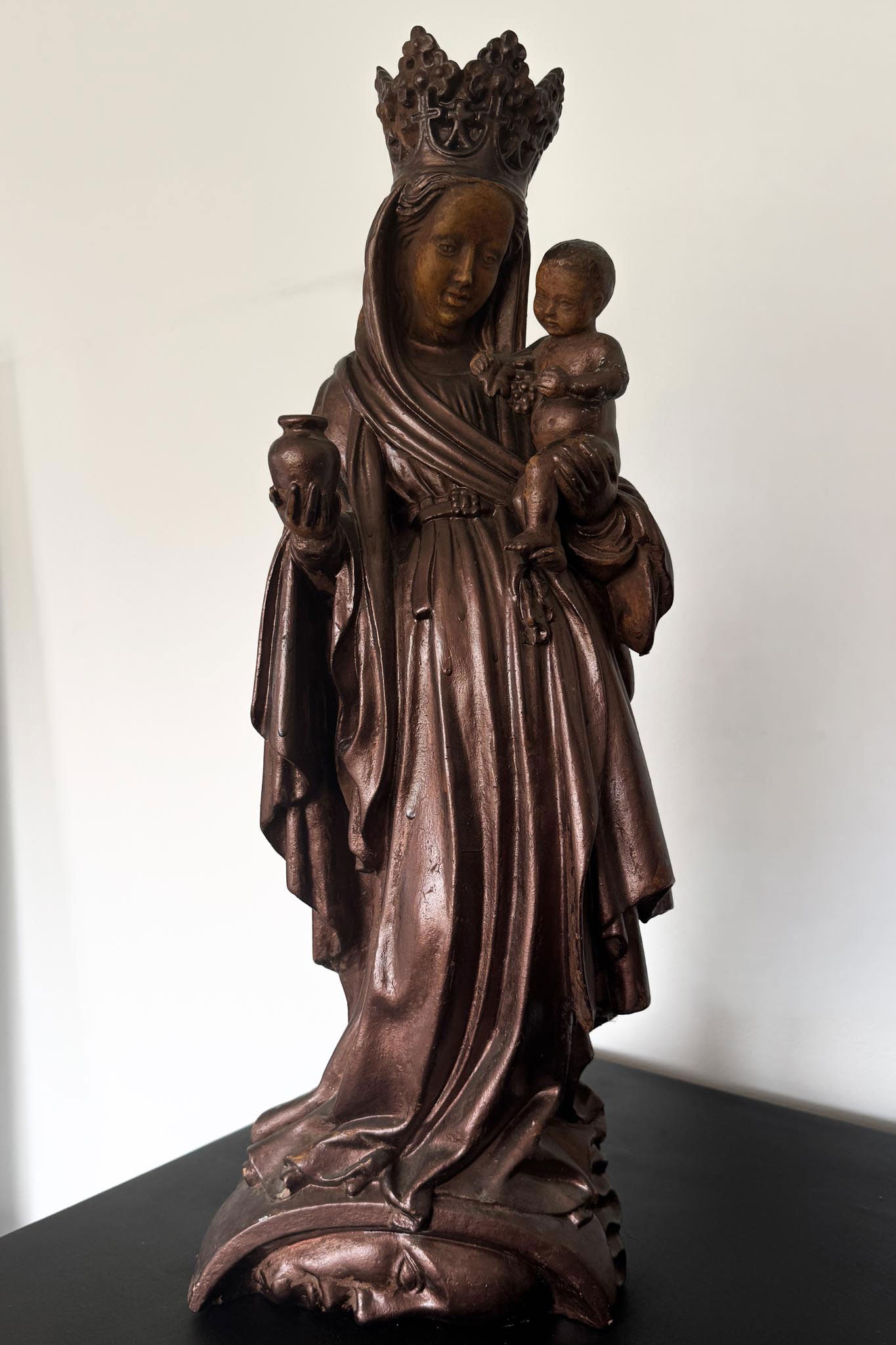 Vintage Madonna mit Kind aus Ton – sakrale Skulptur in bronzierter Optik