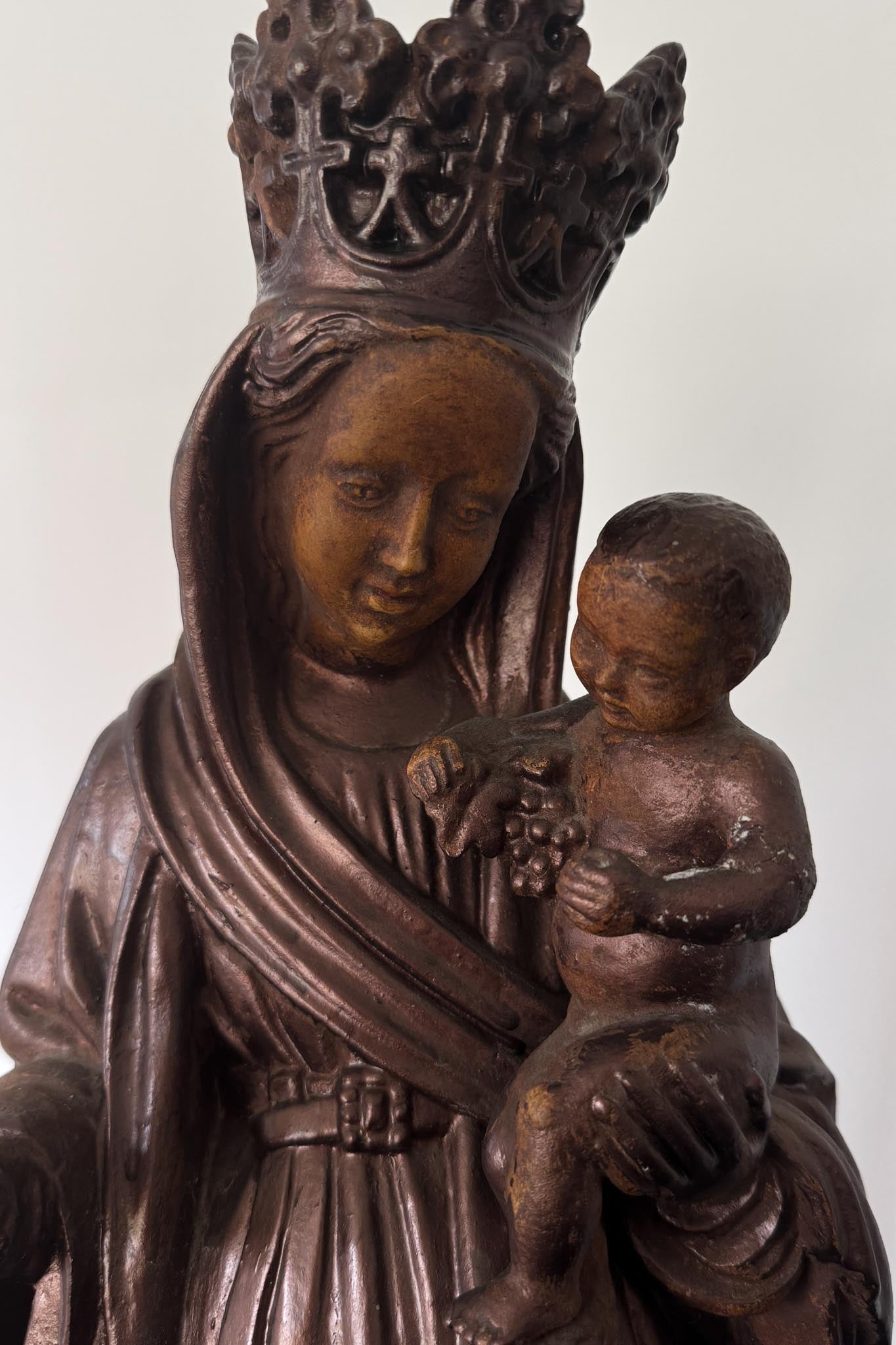 Vintage Madonna mit Kind aus Ton – sakrale Skulptur in bronzierter Optik