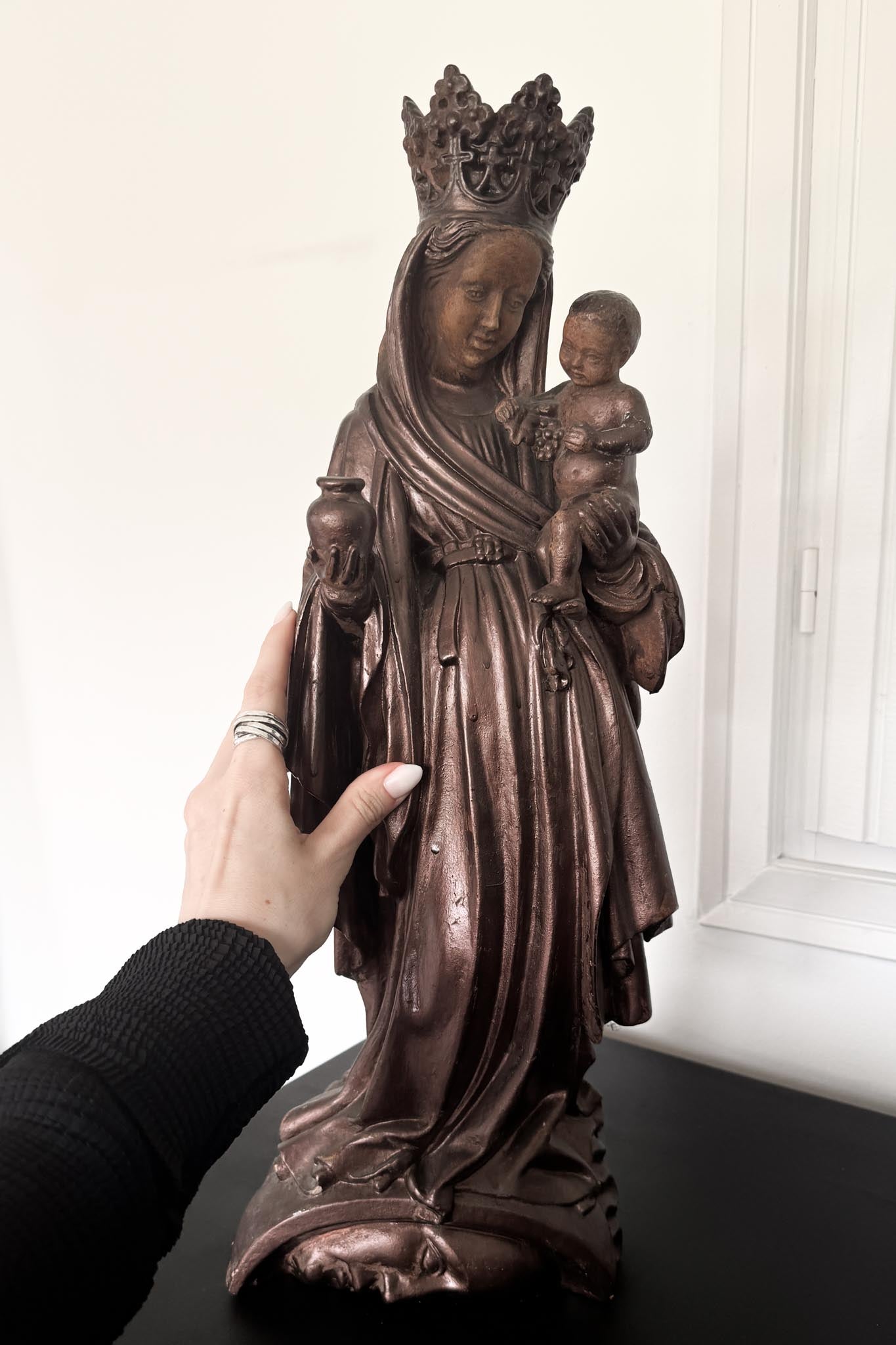 Vintage Madonna mit Kind aus Ton – sakrale Skulptur in bronzierter Optik