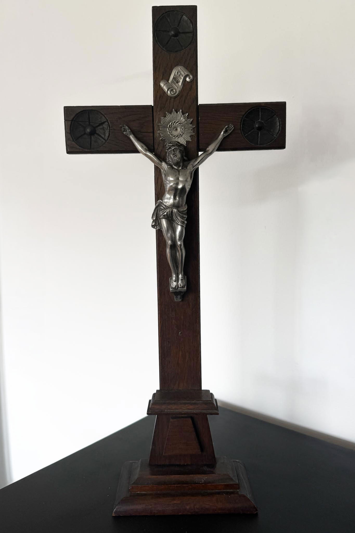 Vintage Standkruzifix aus Holz mit Metallkorpus