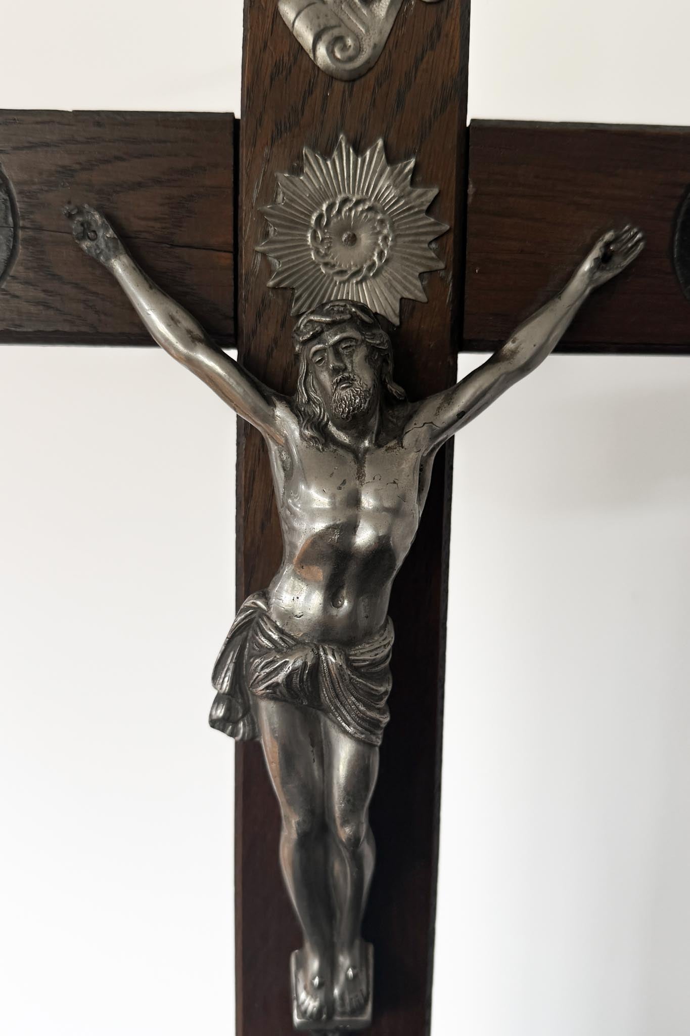 Vintage Standkruzifix aus Holz mit Metallkorpus
