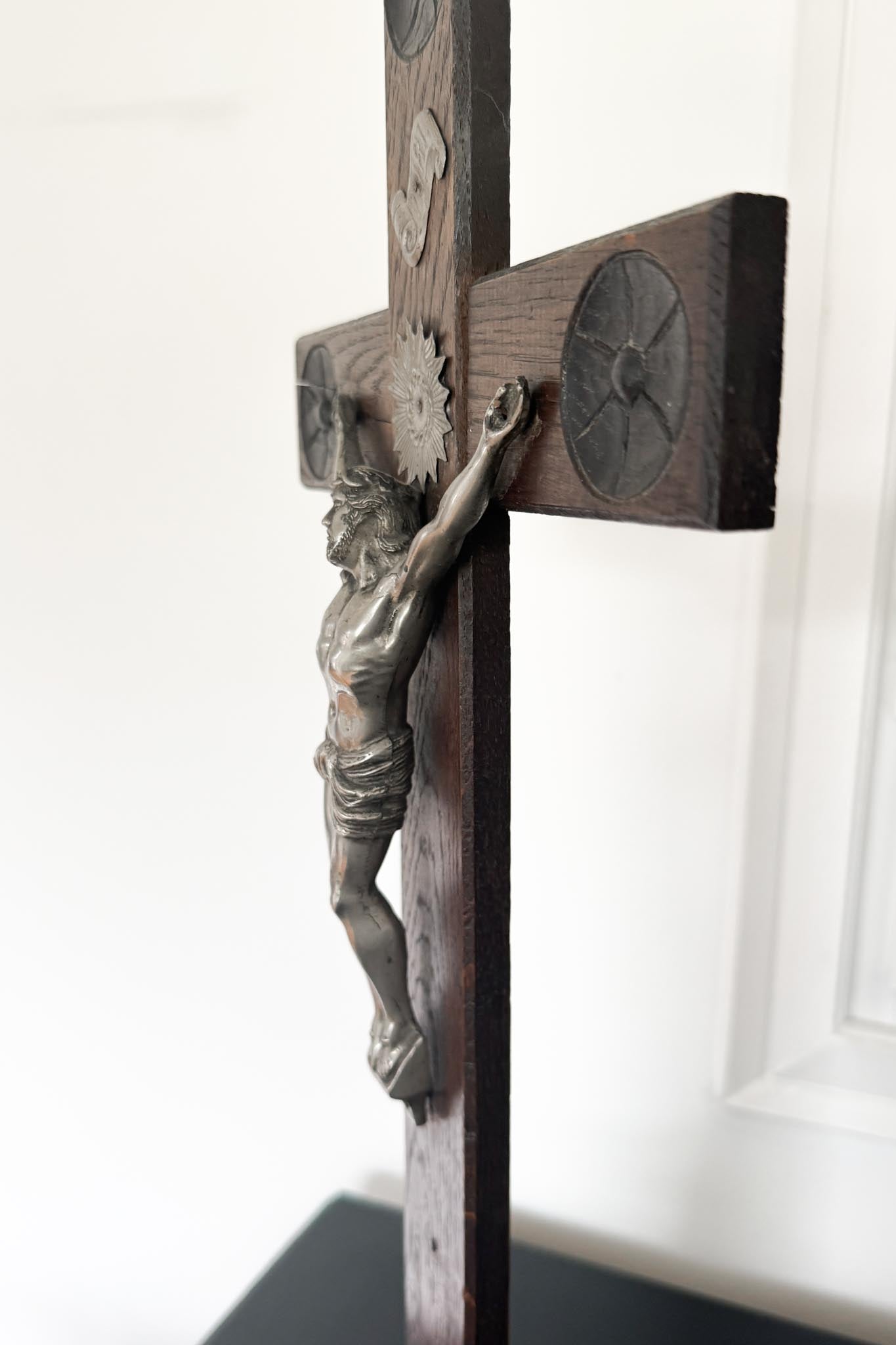 Vintage Standkruzifix aus Holz mit Metallkorpus